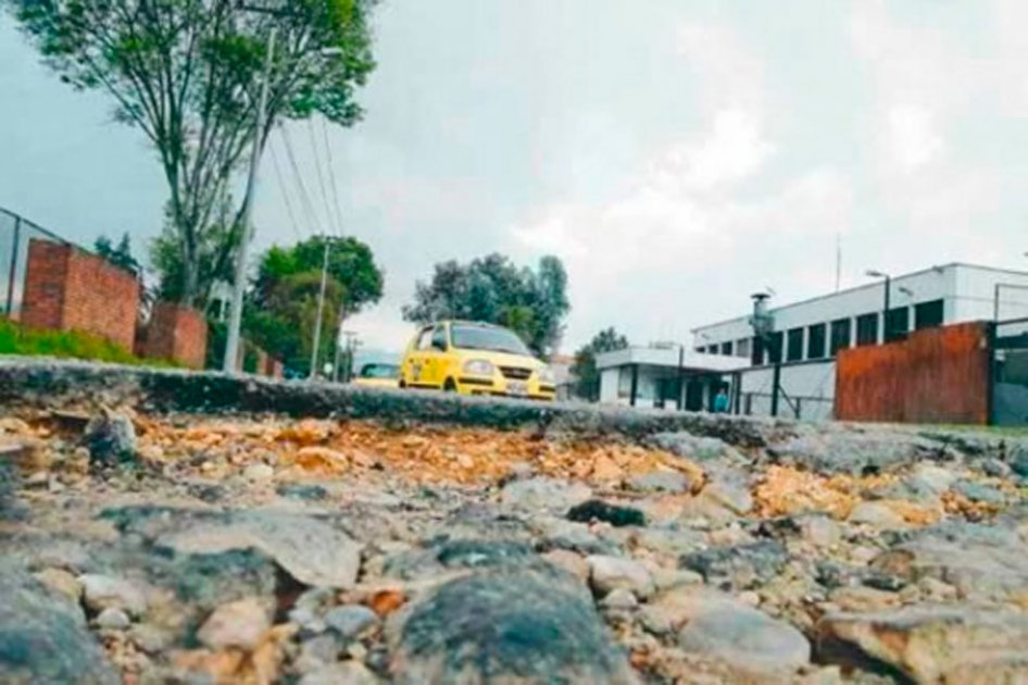 Recursos asignados para reparar malla vial en Bogotá son insuficientes: IDU