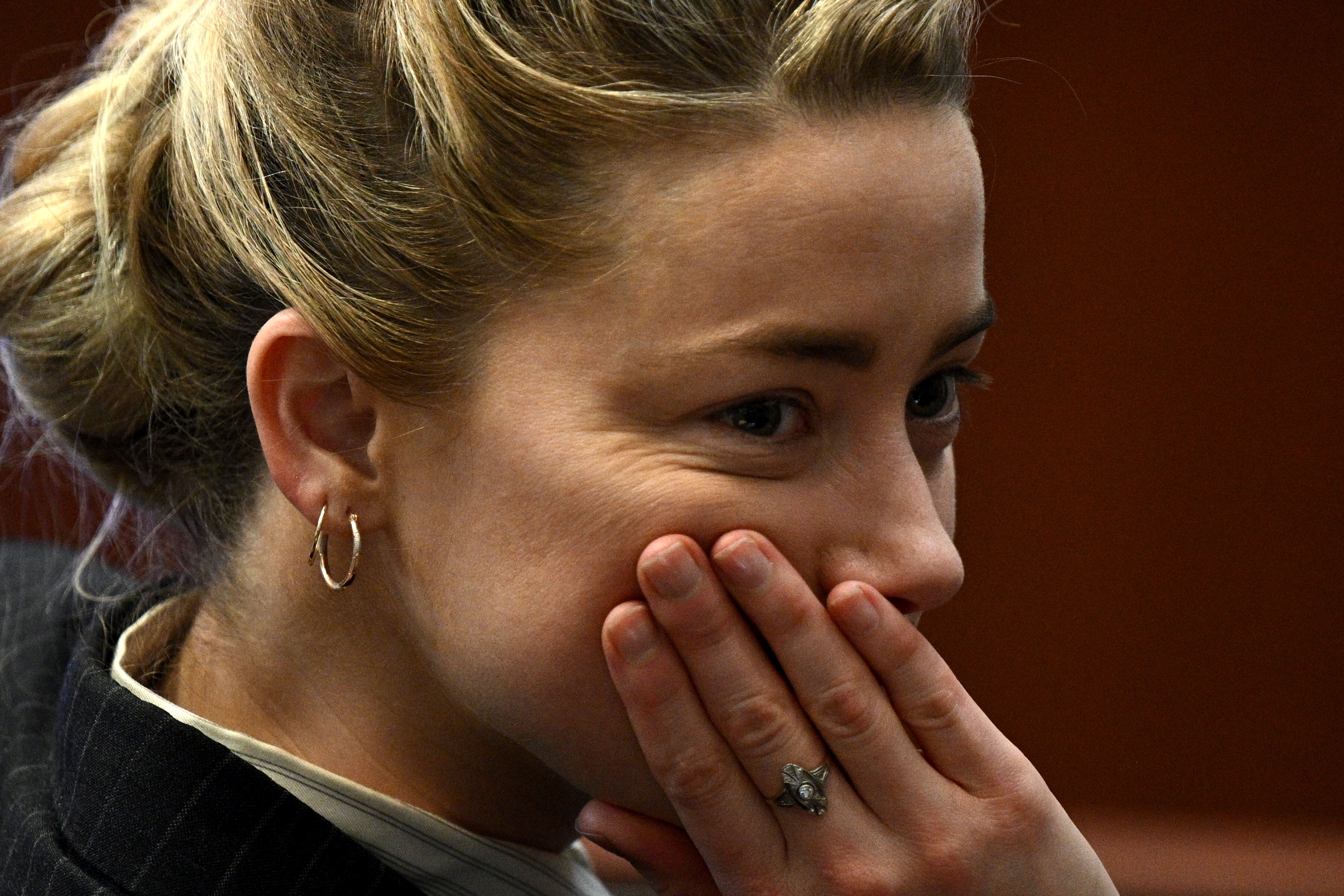 Fairfax (United States), 17/05/2022.- US actress Amber Heard looks on in the courtroom at the Fairfax County Circuit Courthouse in Fairfax, Virginia, USA, 17 May 2022. US actor Johnny Depp's 50 million US dollar defamation lawsuit against his ex-wife, US actress Amber Heard, started on 10 April. (Estados Unidos) EFE/EPA/BRENDAN SMIALOWSKI / POOL
