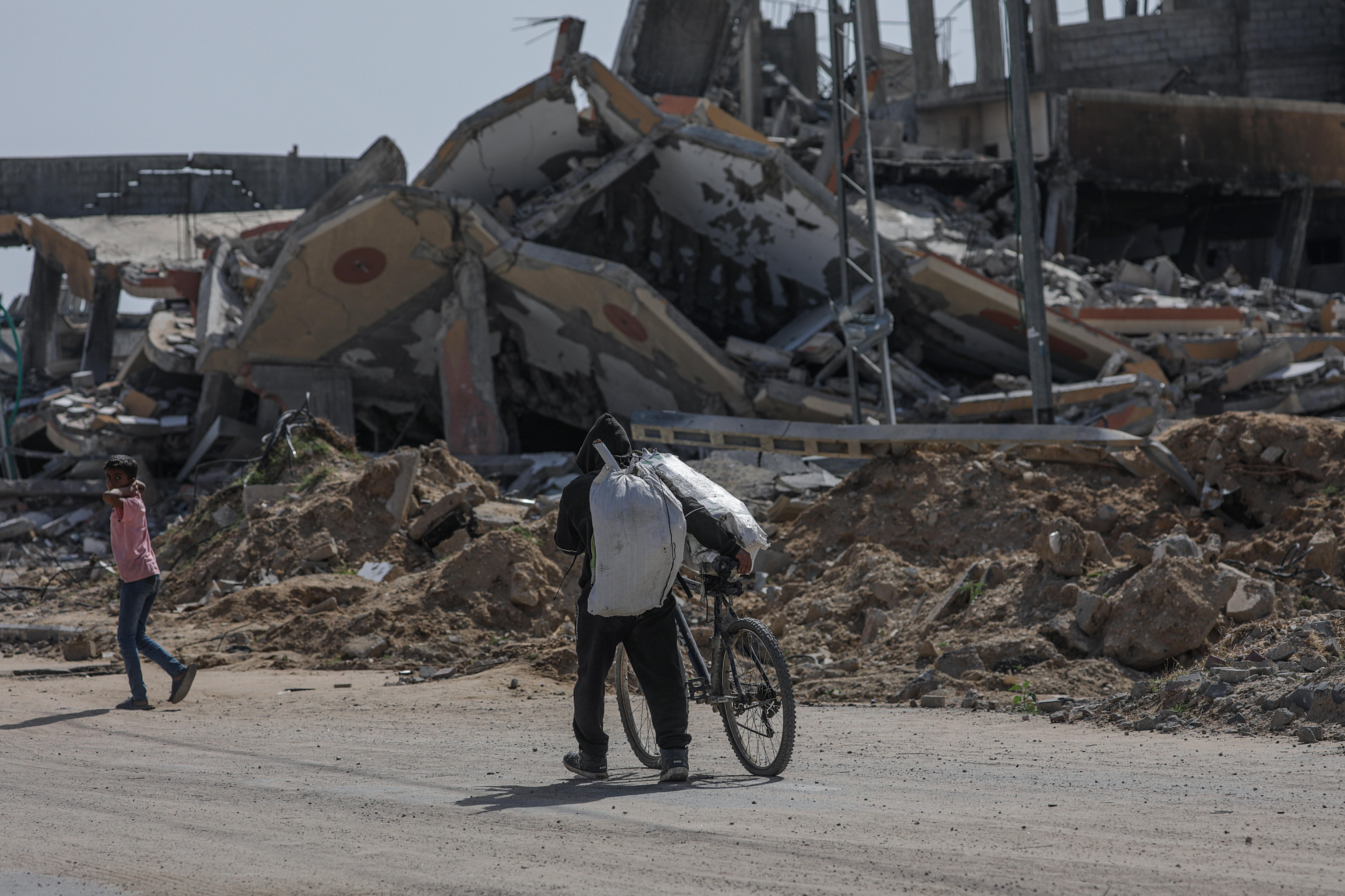 Rafah (---), 09/05/2024.- Internally displaced Palestinians walk along Salah Al Din road following an evacuation order issued by the Israeli army, in Rafah, southern Gaza Strip, southern Gaza Strip, 09 May 2024. The Israel Defence Forces (IDF) on 06 May called on residents of eastern Rafah to 'temporarily' evacuate to an expanded humanitarian area. On 07 May the IDF stated it had taken operational control of the Gazan side of the Rafah crossing based on intelligence information. More than 34,900 Palestinians and over 1,455 Israelis have been killed, according to the Palestinian Health Ministry and the Israel Defense Forces (IDF), since Hamas militants launched an attack against Israel from the Gaza Strip on 07 October 2023, and the Israeli operations in Gaza and the West Bank which followed it. EFE/EPA/MOHAMMED SABER