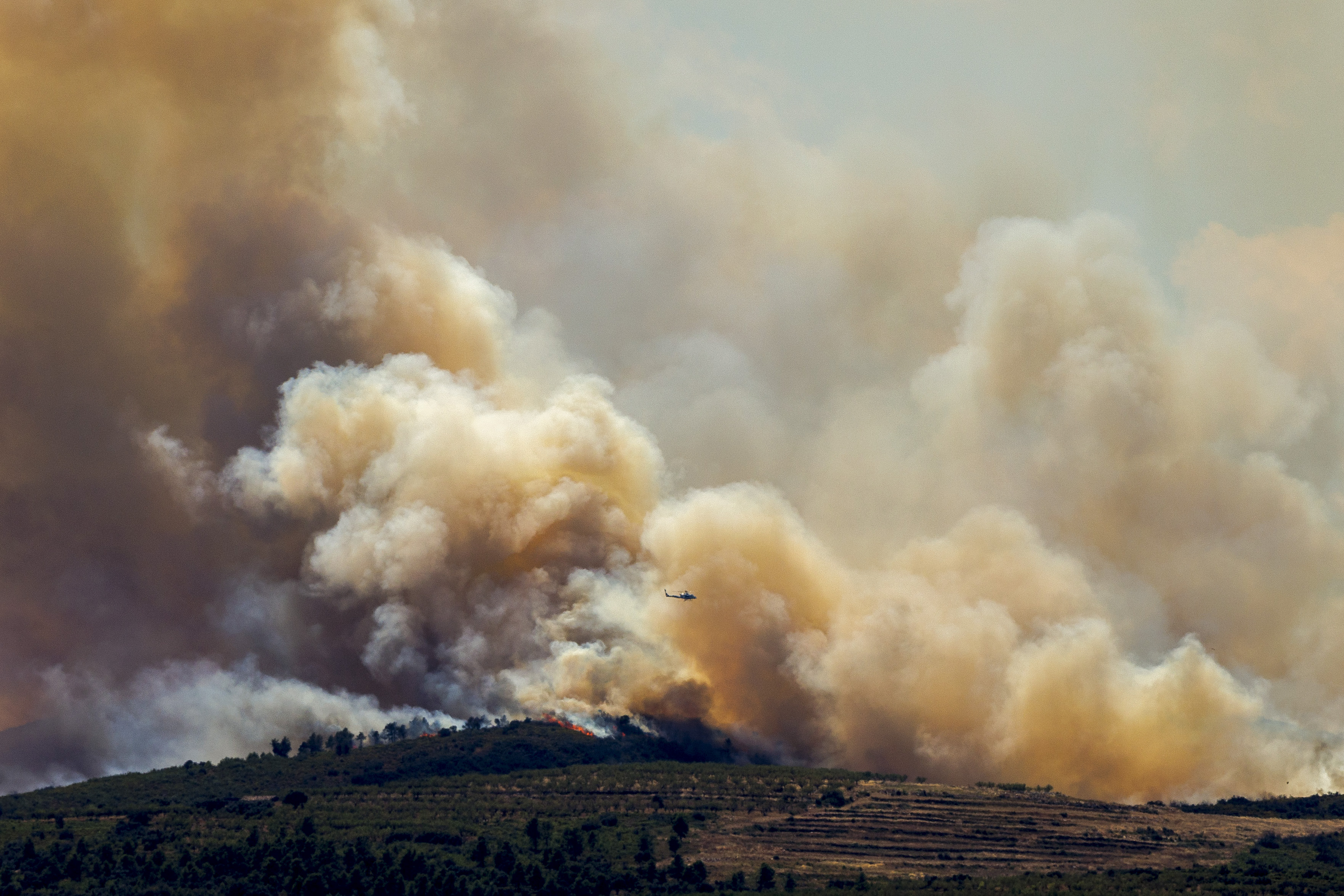 Incendio forestal se reactiva en España y amenaza el parque de la Sierra Calderona