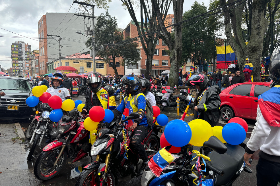 Otros venezolanos, montados en motos y portando vuvuzelas, también se concentraron en la capital colombiana.