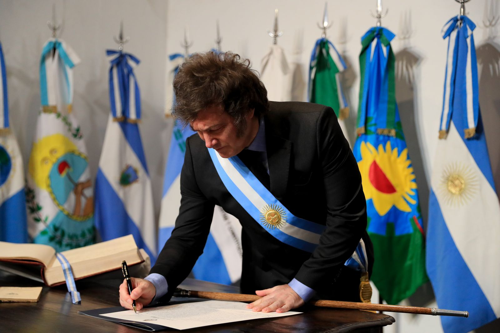 AME471. TUCUMÁN (ARGENTINA), 08/07/2024.- Fotografía cedida por la Presidencia de Argentina del mandatario, Javier Milei, durante un acto en Tucumán (Argentina). Milei y 18 de los 24 gobernadores provinciales firmaron este martes el Pacto de Mayo, una iniciativa promovida por el mandatario desde marzo pasado y que hoy calificó de "un punto de inflexión" frente al "abismo" que urge al país a un "cambio". EFE/ Presidencia De Argentina / SOLO USO EDITORIAL/ SOLO DISPONIBLE PARA ILUSTRAR LA NOTICIA QUE ACOMPAÑA (CRÉDITO OBLIGATORIO)