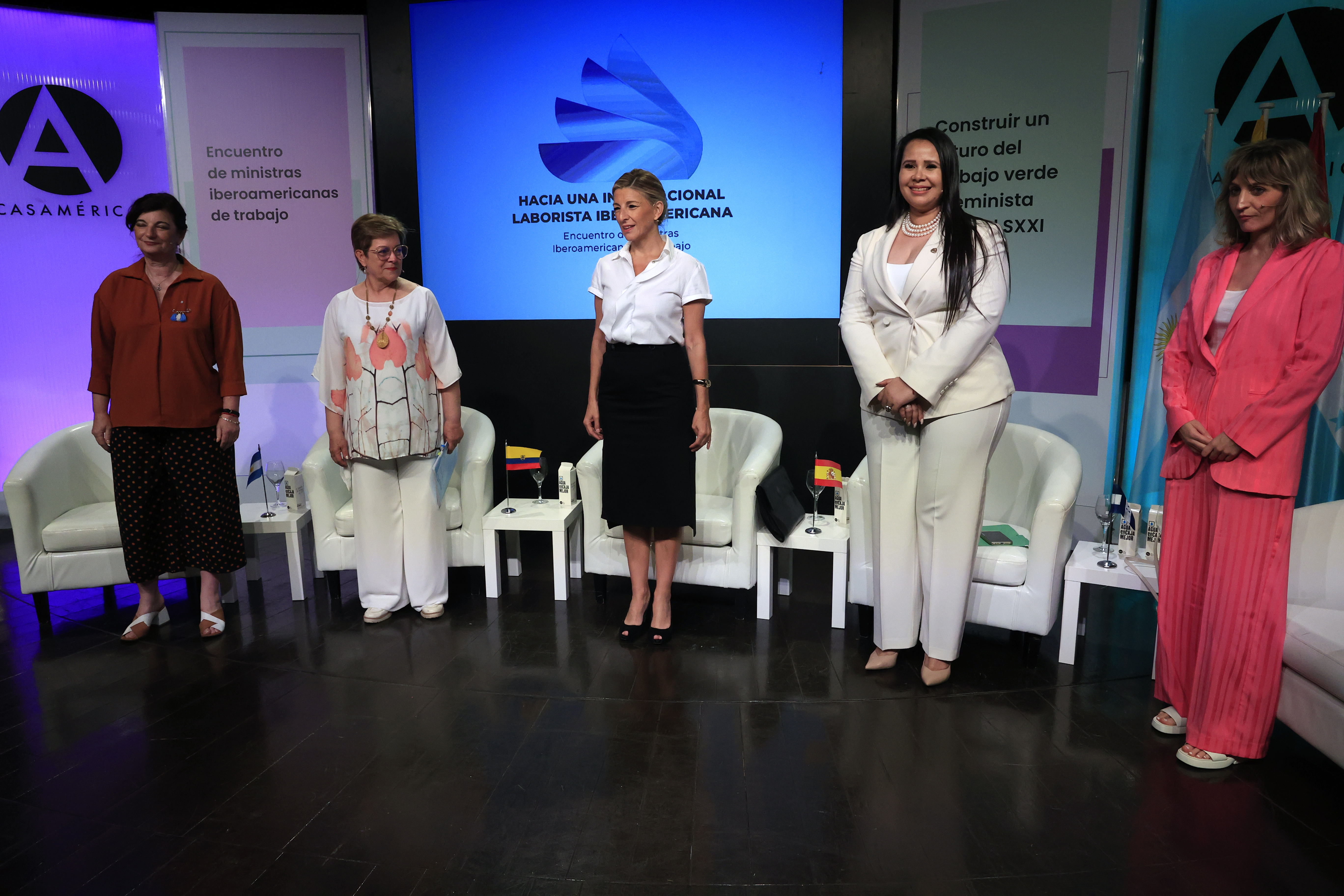 MADRID, 19/06/2023.- La vicepresidenta segunda y ministra de Trabajo y Economía Social,Yolanda Díaz (c), acompañada por sus homólogas (de izq a der) argentina, Raquel Kismer de Olmos; colombiana, Gloria Inés Ramírez Ríos; y hondureña, Sarahí Cerna, y la moderadora, la politóloga española Máriam Martínez-Bascuñán, posan a su llegada al "Encuentro de Ministras Iberoamericanas de Trabajo. Hacia una Internacional laborista iberoamericana", celebrado este lunes en Casa de América, en Madrid. EFE/ Zipi