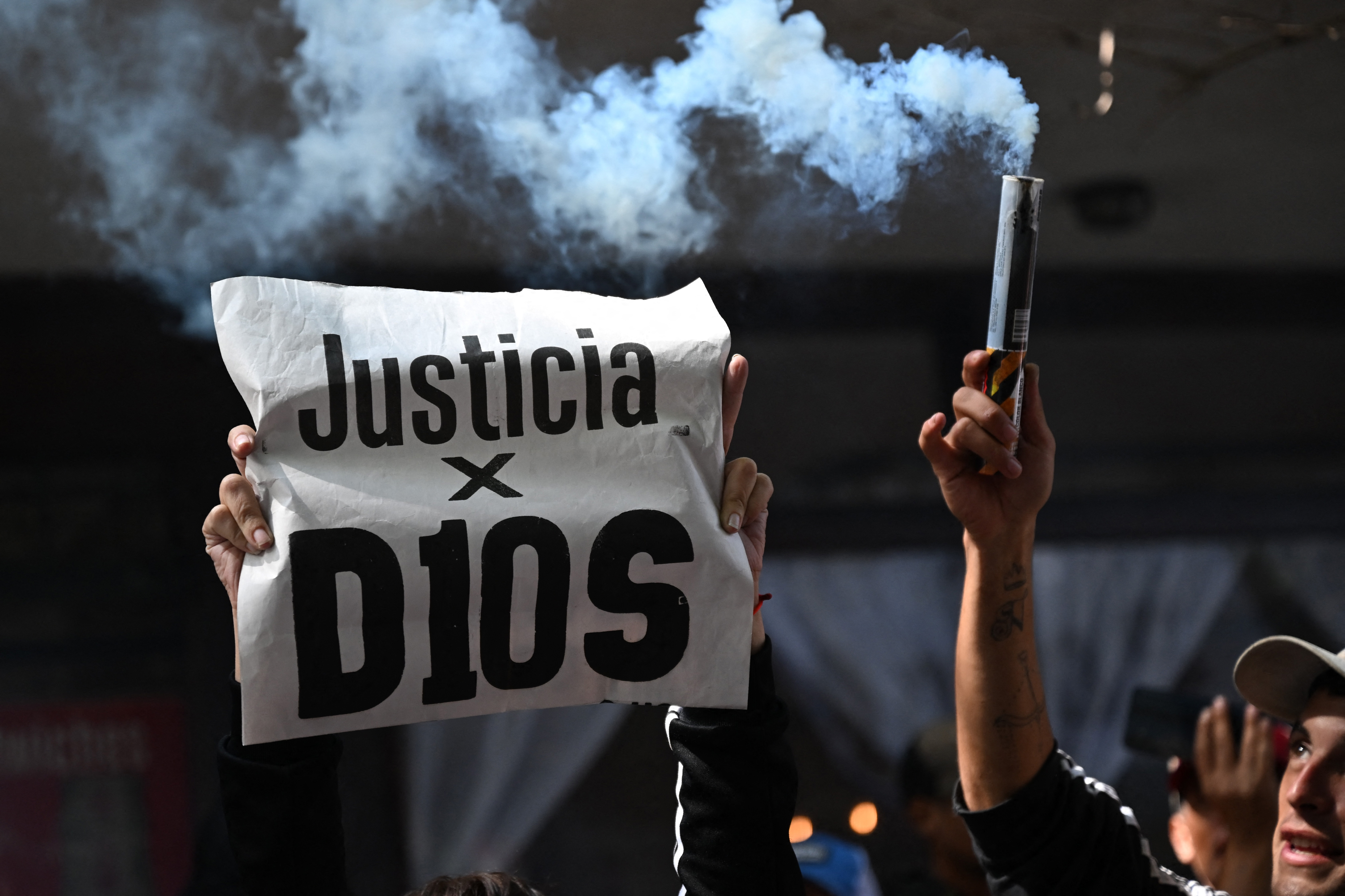 “Así murió Maradona”: juicio por muerte del argentino arrancó con una foto inédita