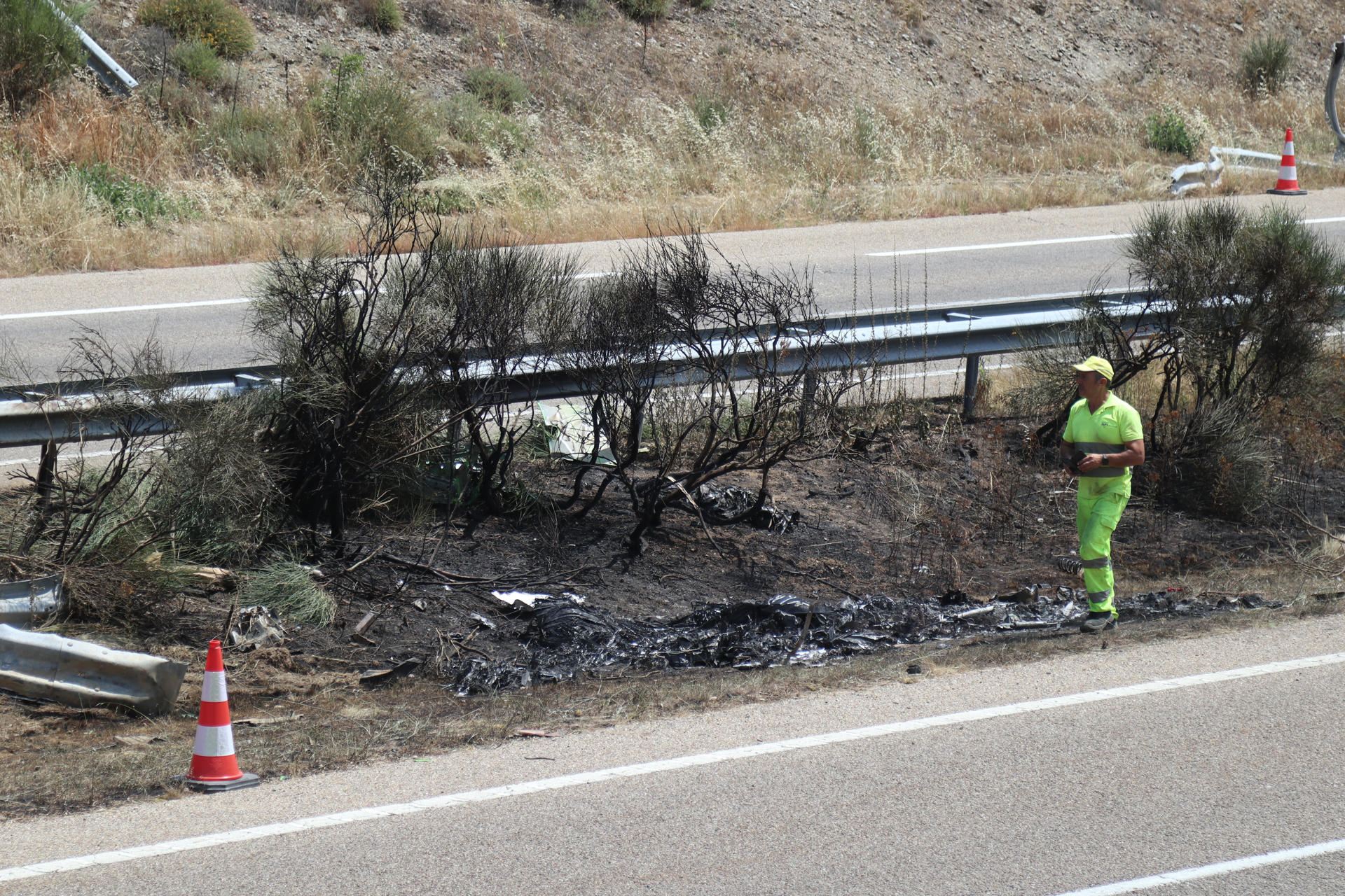 CERNADILLA (ZAMORA), 03/07/2025.- Vista del lugar del accidente en el que el futbolista del Liverpool Diogo Jota, de 28 años, y su hermano André, de 26, han fallecido esta madrugada, después de que su vehículo saliera de la vía en la Autovía Rías Bajas (A-52) en Cernadilla (Zamora, España). Según informan a EFE fuentes de la investigación, los dos hermanos portugueses han muerto a bordo de un Lamborghini que, por causas que se investigan, se salió de la autovía Rías Bajas (A52) a la altura del kilómetro 65, en sentido Benavente, en torno a las 00:40 horas. EFE/Mariam A. Montesinos