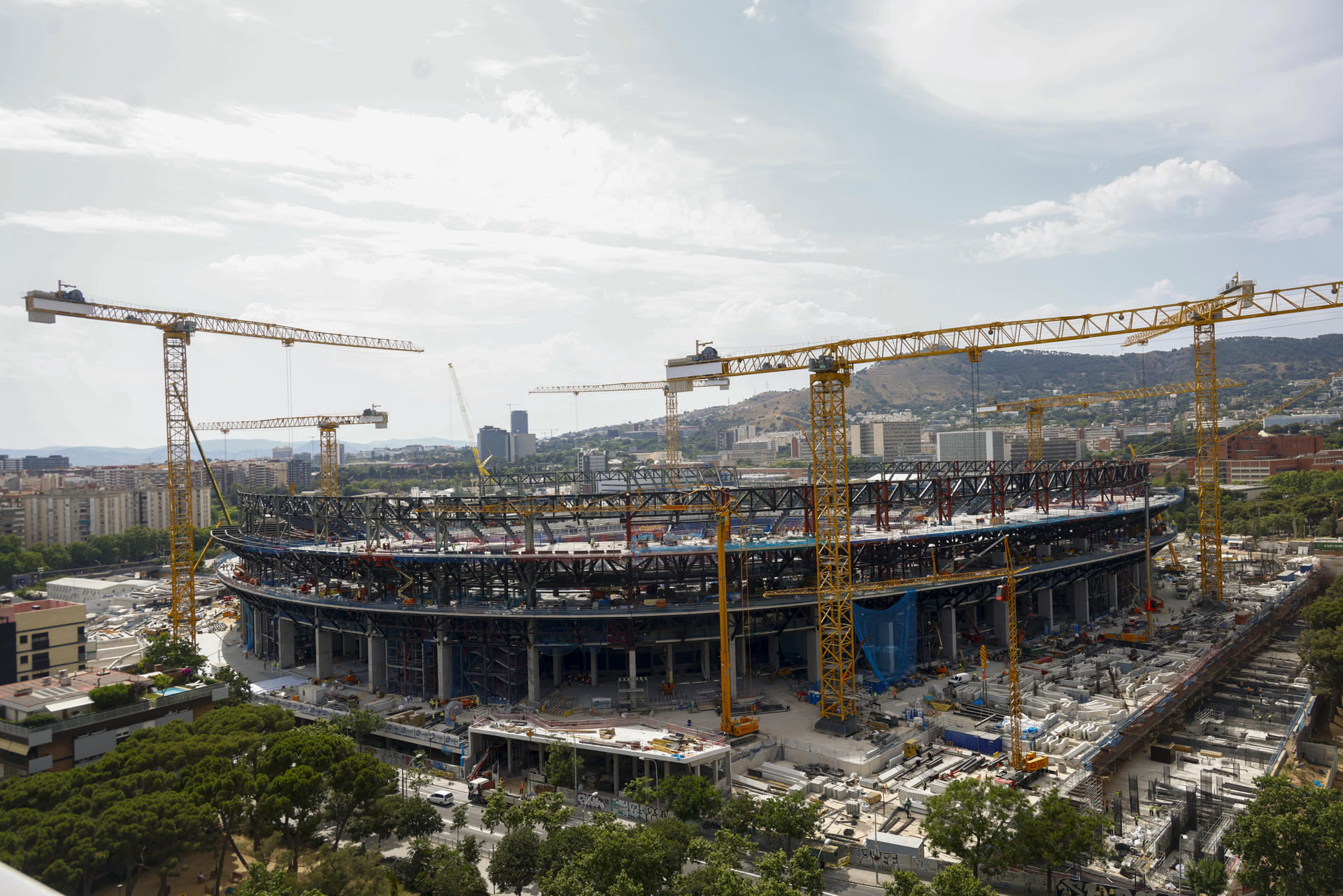 GRAFCAT9786. BARCELONA (ESPAÑA), 25/06/2025.- Aspecto de las obras en el Spotify Camp  Nou este miércoles en que el FC Barcelona ha anunciado que regresará al Spotify Camp Nou para disputar el Trofeo Joan Gamper el próximo 10 de agosto, una fecha que marcará la reapertura parcial del nuevo estadio azulgrana dentro del proyecto de transformación del Espai Barça. EFE/ Quique García

