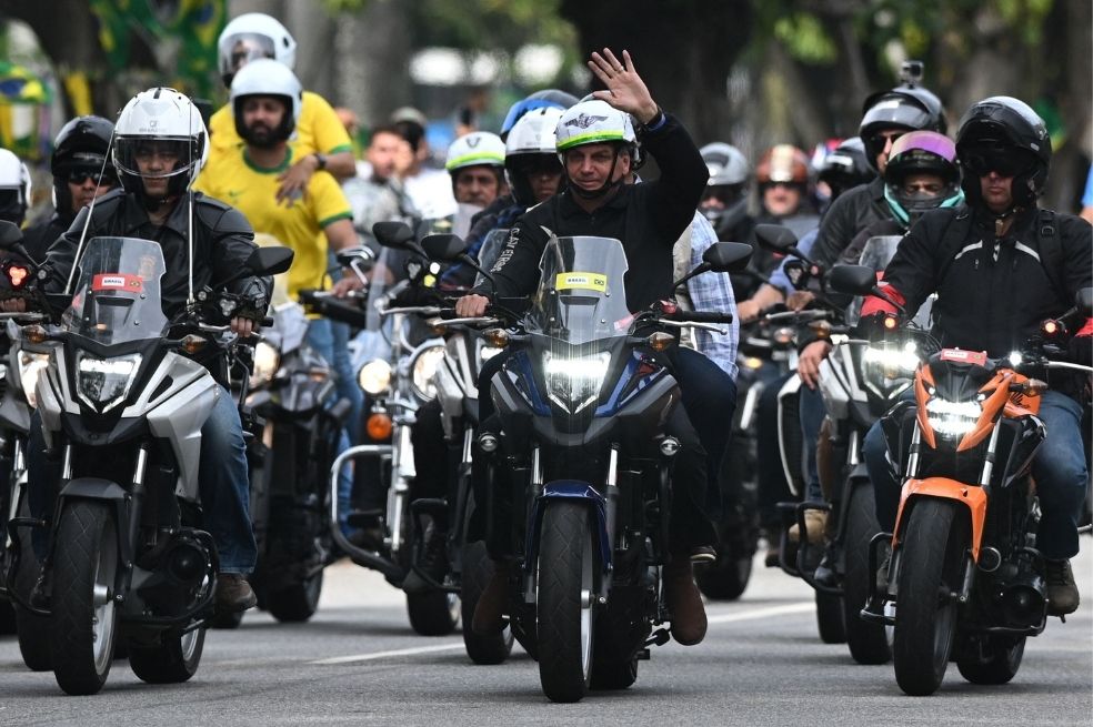 Acompañado de numerosos agentes de seguridad, el desfile motorizado fue retransmitido en directo por la cuenta de Facebook del presidente.