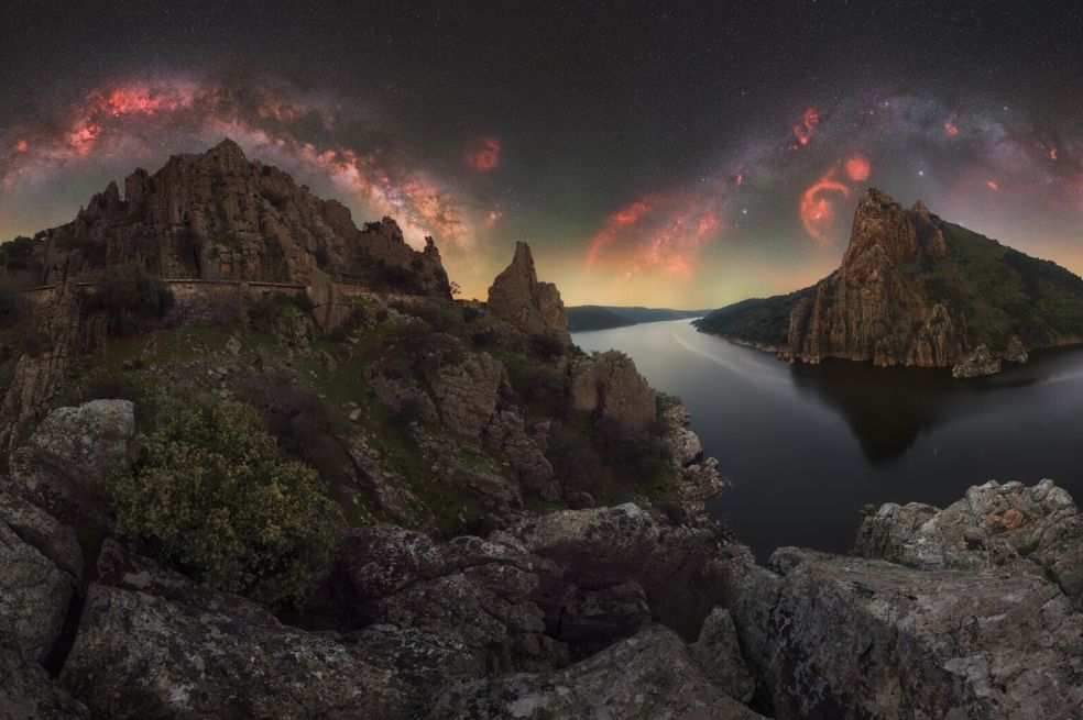 La “doble Vía Láctea sobre el Parque Nacional de Monfragüe” de Luis Cajete fue tomada en el Parque Nacional de Monfragüe, España.