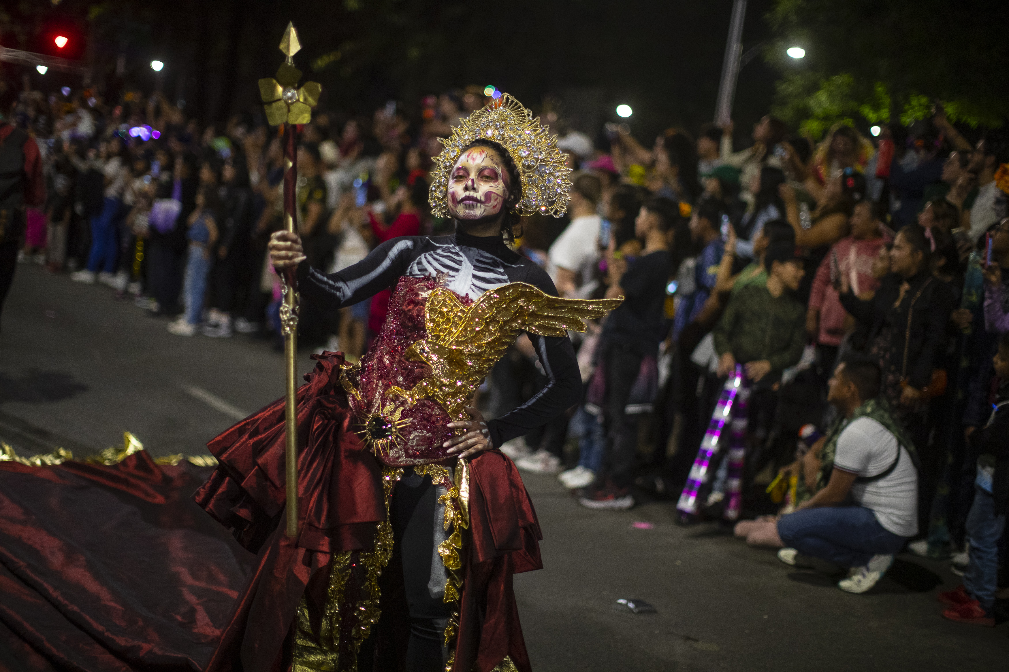 MEX9040.CIUDAD DE MÉXICO (MÉXICO), 22/10/2023.- Personas caracterizadas de Catrinas participan en la Procesión de Catrinas como parte de las celebraciones por el Día de Muertos, en Ciudad de México (México).Decenas de miles de mexicanos y turistas presenciaron este domingo la "Mega Procesión de las Catrinas", un desfile de esqueletos en Ciudad de México que sirve como antesala del Día de Muertos. EFE/Isaac Esquivel