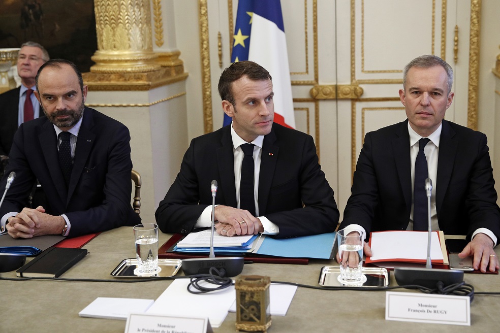 Macron se reune con sindicatos y patronales para afrontar la crisis ante protestas