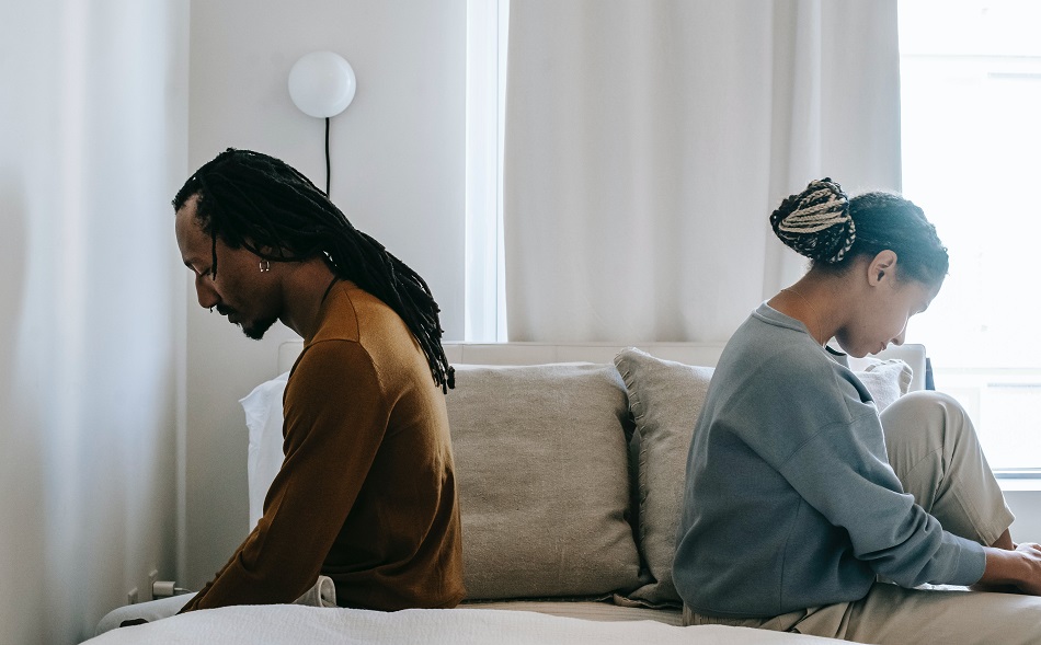 ¿Qué es el pocketing y cómo saber si mi pareja lo hace en la relación?