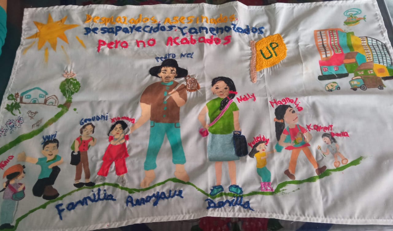 Una de las hermanas de Tania bordó sobre una tela blanca a los miembros de la familia Arroyave Bonilla y una bandera de la Unión Patriótica.