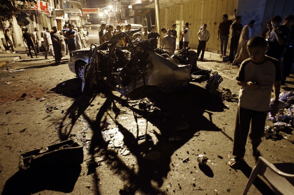 Un carro dañado luego del ataque israelí a la ciudad de Gaza. Al menos 24 personas murieron.