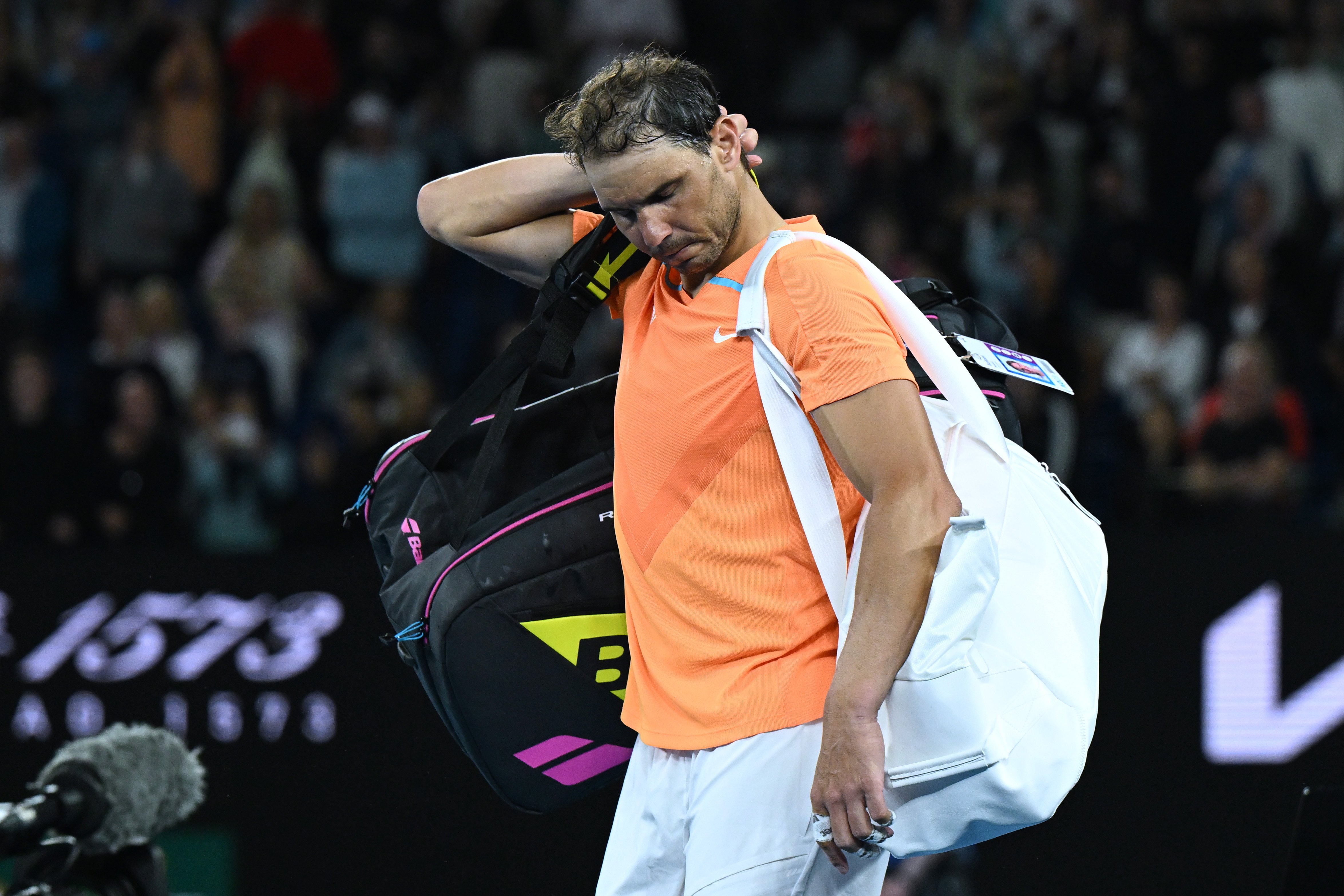 Melbourne (Australia), 18/01/2023.- Rafael Nadal of Spain walks off after losing his match against Mackenzie McDonald of the USA during the 2023 Australian Open tennis tournament at Melbourne Park in Melbourne, Australia, 18 January 2023. (Tenis, Abierto, España, Estados Unidos) EFE/EPA/LUKAS COCH AUSTRALIA AND NEW ZEALAND OUT