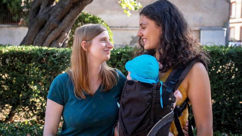 Francia: a un paso de permitir a mujeres solteras y lesbianas acceder a la reproducción asistida
