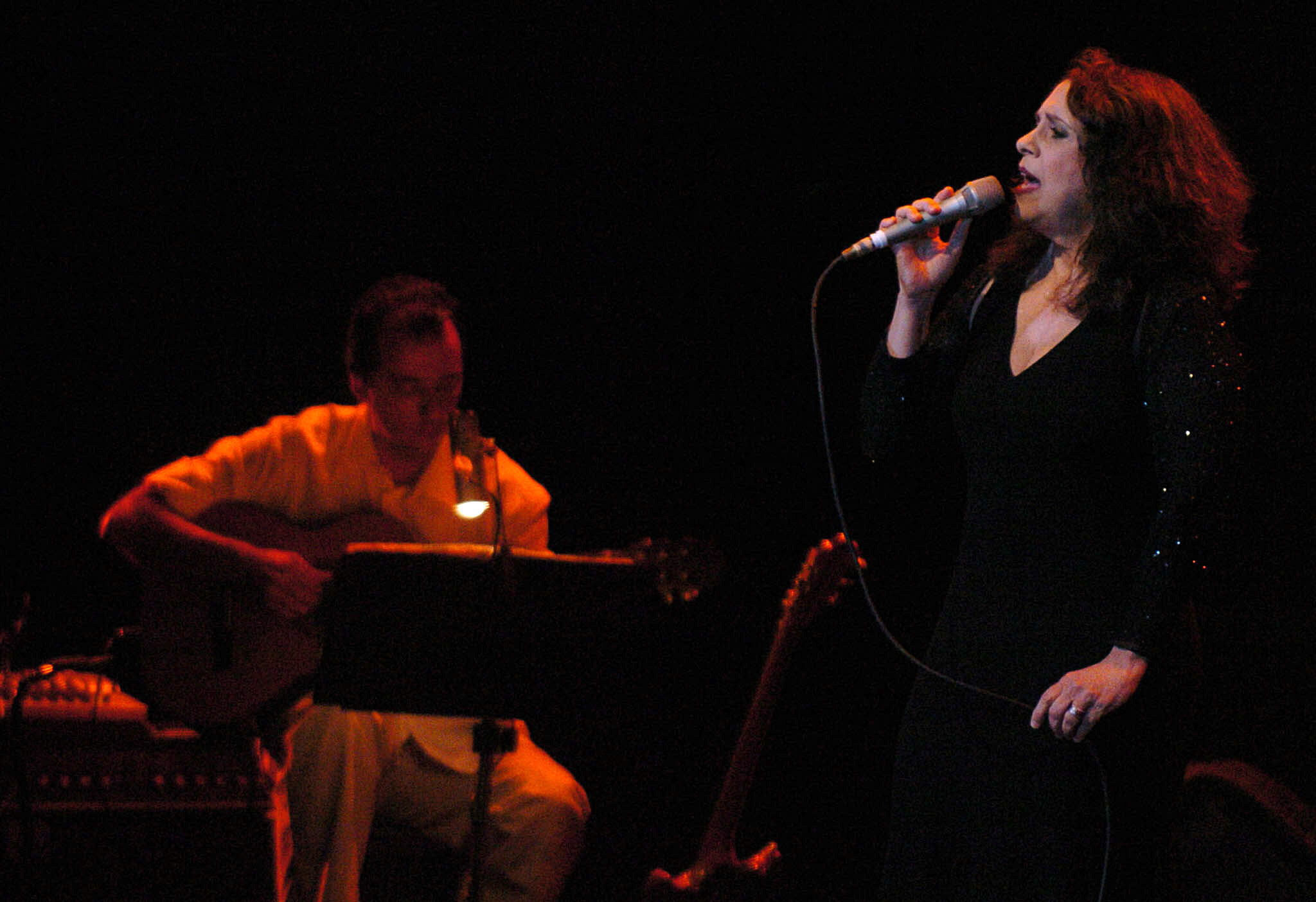 AME1826. BOGOTÁ (COLOMBIA), 09/11/2022.- Fotografía de archivo fechada el 21 de septiembre de 2005 que muestra a la cantante brasileña Gal Costa durante un concierto en Bogotá (Colombia). La cantante y compositora brasileña Gal Costa, una de las mayores voces del país suramericano, murió a los 77 años de edad, según informó este miércoles su asesoría. EFE/ Miguel Menéndez V.