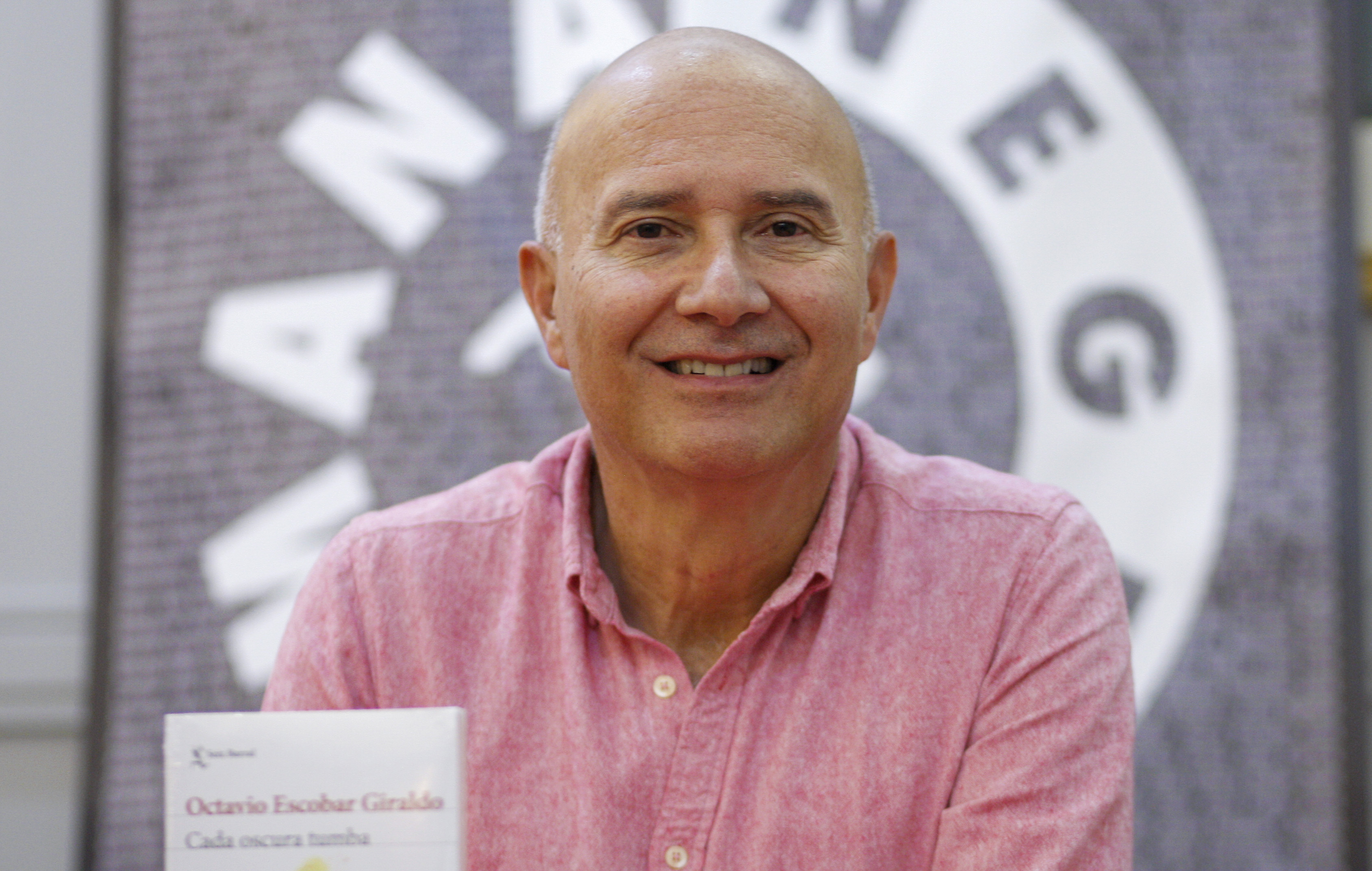 GIJÓN, 13/07/2023.- El escritor Octavio Escobar Giraldo (Manizales, Colombia, 1962) ha recuperado la "memoria reciente" de su país en la novela "Cada oscura tumba", sobre los asesinatos de 6.400 personas por las fuerzas armadas, conocidos como "los falsos positivos", con la que opta al premio Rodolfo Walsh de literatura de no ficción de la Semana Negra de Gijón. EFE/ Juan González