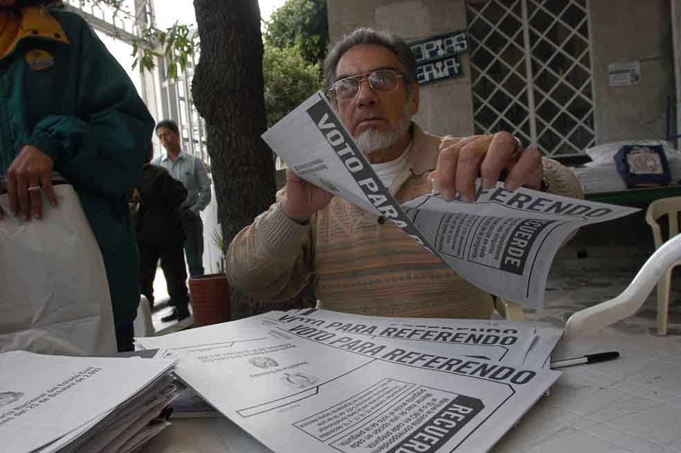 De referendos, consultas y constituyentes