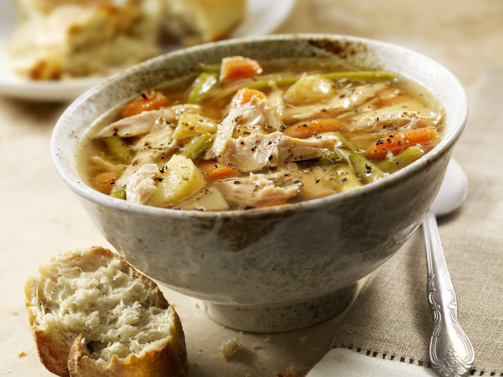 Sopa de pollo, una receta deliciosa para empezar la semana