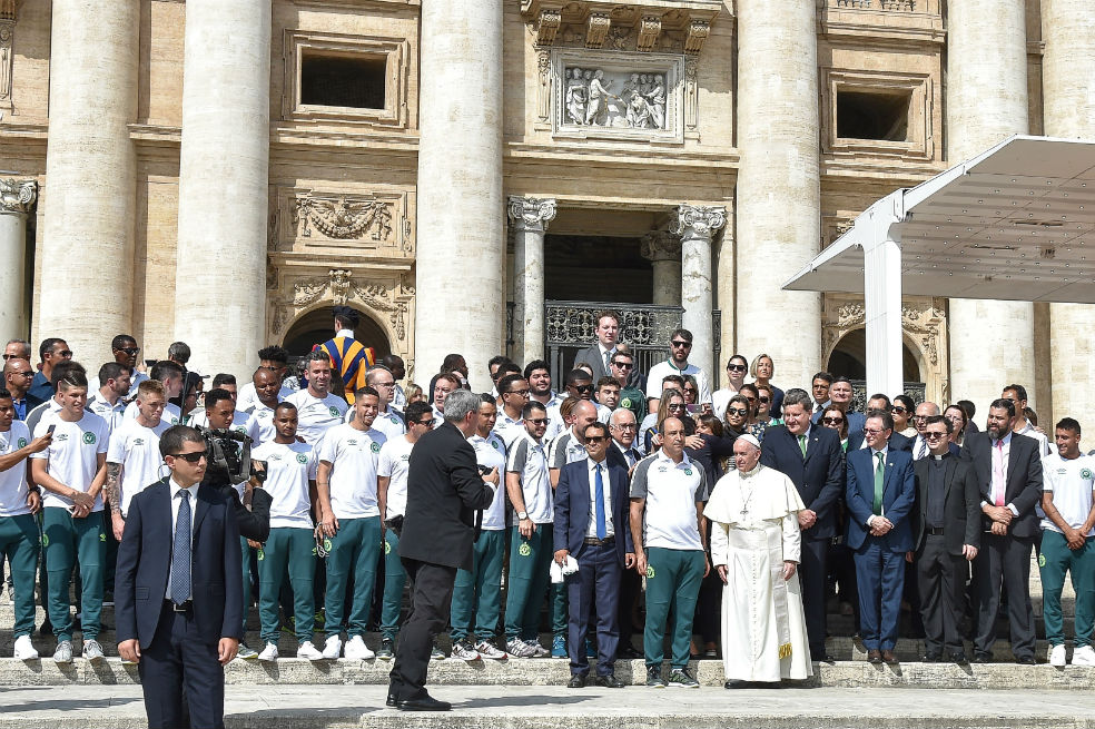 Chapecoense visitó al papa Francisco en el Vaticano