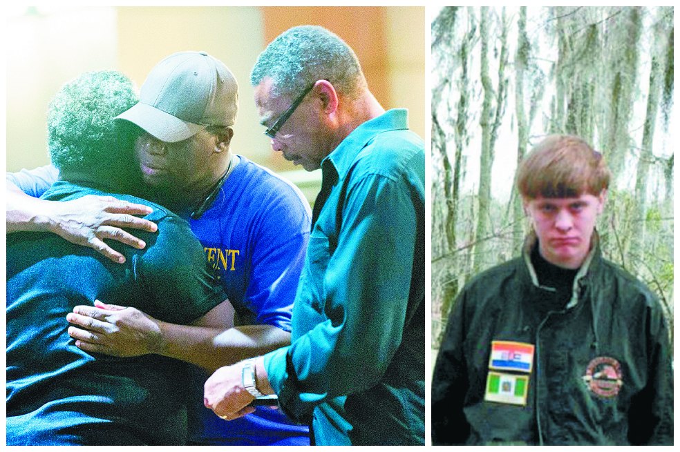 La población de Charleston (Carolina del Sur) llora la matanza de nueve afroamericanos en una iglesia. / AFP