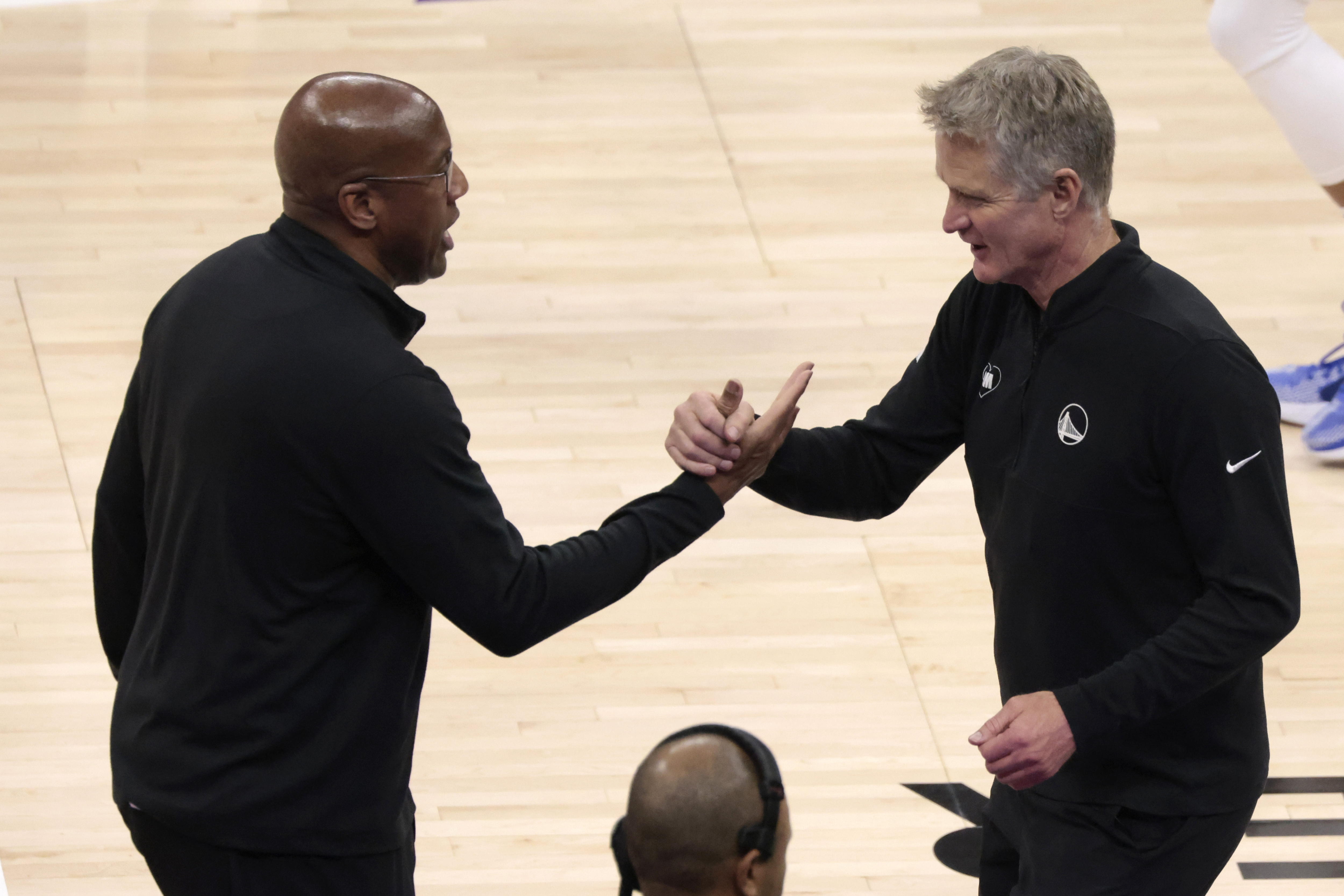 Sacramento (United States), 17/04/2024.- Golden State Warriors head coach Steve Kerr (R) congratulates Sacramento Kings head coach Mike Brown (L) after the King defeated the Warriors during the NBA Play-In Tournament in Sacramento, California, USA, 16 April 2024. (Baloncesto) EFE/EPA/JOHN G. MABANGLO SHUTTERSTOCK OUT