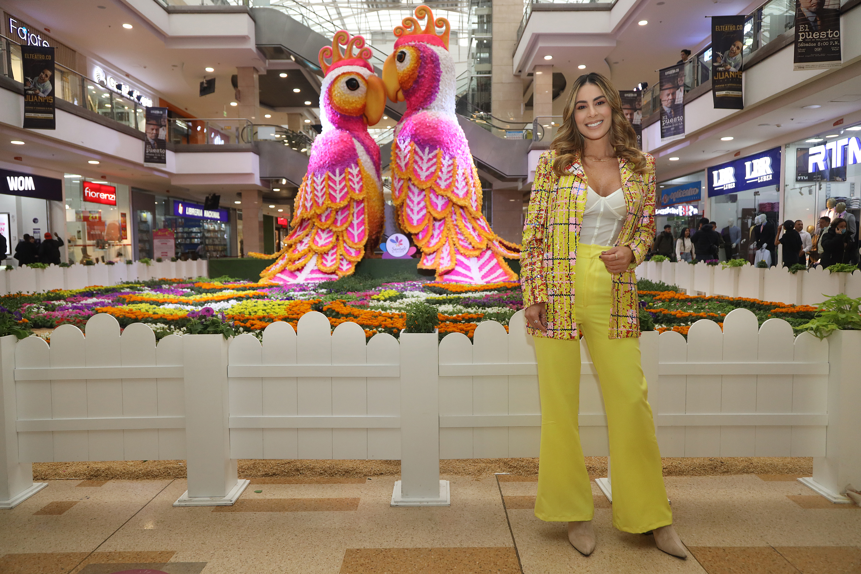 Carolina Soto firma de autógrafos en Centro Comercial Santafé