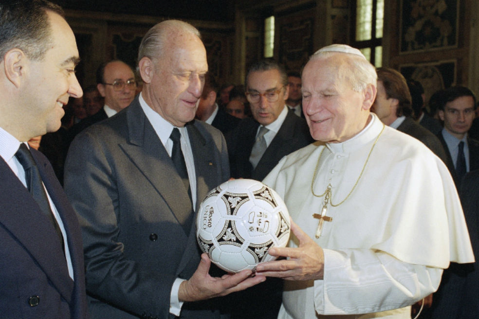 Juan Pablo II fue guardameta en su juventud. Aquí con Joao Havelange, entonces presidente de la FIFA. De su encuentro con Higuita no se conocen fotos. / Archivo