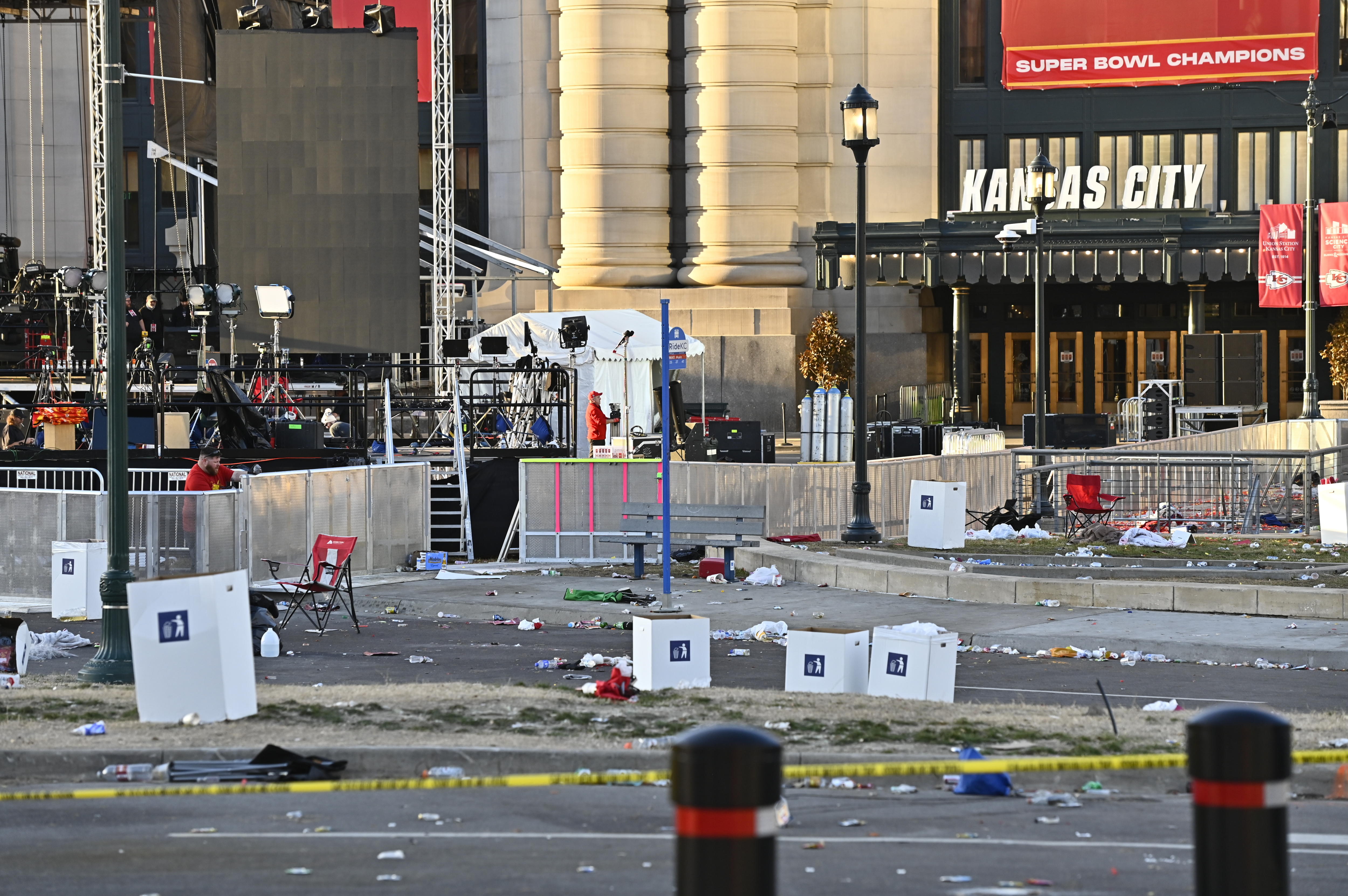 Dos adolescentes inculpados por tiroteo en la celebración del Super Bowl en Kansas