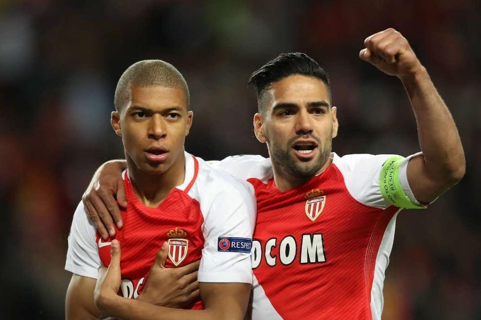 El equipo del principado, si bien había recibido una inversión extranjera importante en años anteriores, contaba con una plantilla muy joven de grandes talentos como Kylian Mbappé, Thomas Lemar, Bernardo Silva y Fabinho; liderados, además, por el colombiano Radamel Falcao García, capitán y goleador del equipo. Ese año, Mónaco logró 95 puntos, ocho más que los 87 que hizo PSG.