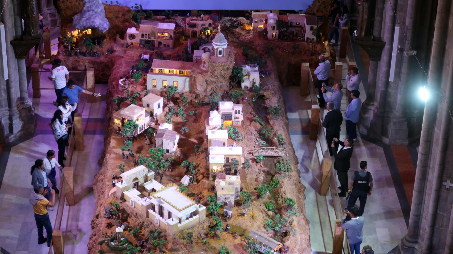 ACOMPAÑA CRÓNICA: ECUADOR NAVIDAD AME9935. QUITO (ECUADOR), 22/12/2025.- Fotografía del 11 de diciembre de 2025 que muestra el pesebre más grande de Sudamérica exhibido en la Basílica del Voto Nacional en Quito (Ecuador). Extendido sobre 280 metros cuadrados, con 1.750 figuras -650 de ellas en movimiento-, ríos, cascadas, nieve y sonido ambiental, el pesebre expuesto en la Basílica del Voto Nacional, en Quito, se alza como el "más grande de Sudamérica" y como una experiencia que desborda fe, creatividad y asombro. EFE/Juan Francisco Chávez