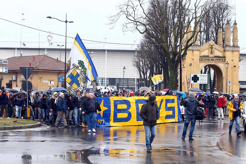 PAR03. Parma (Italy), 22/02/2015.- Parma's supporters shout slogans during a protest march in Parma, Italy, 22 February 2015, ahead of the scheduled Italian Serie A soccer match between Parma FC and Udinese Calcio. The match has been called off because the bank account of bankruptcy-threatened Parma is reported to be almost dry, which meant they were unable to afford to host the game. (Protestas, Italia) EFE/EPA/ELISABETTA BARACCHI