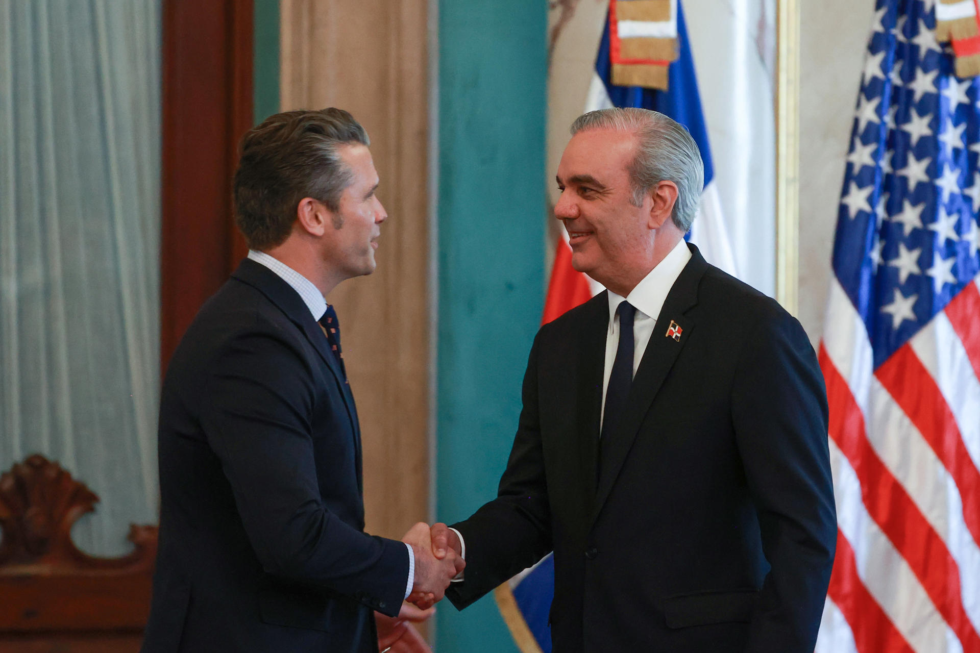 AME3069. SANTO DOMINGO (REPÚBLICA DOMINICANA), 26/11/2025.- El presidente de República Dominicana, Luis Abinader (d), saluda al secretario de Guerra de Estados Unidos, Pete Hegseth, este miércoles en el Palacio Nacional, en Santo Domingo (República Dominicana). EFE/ Orlando Barría