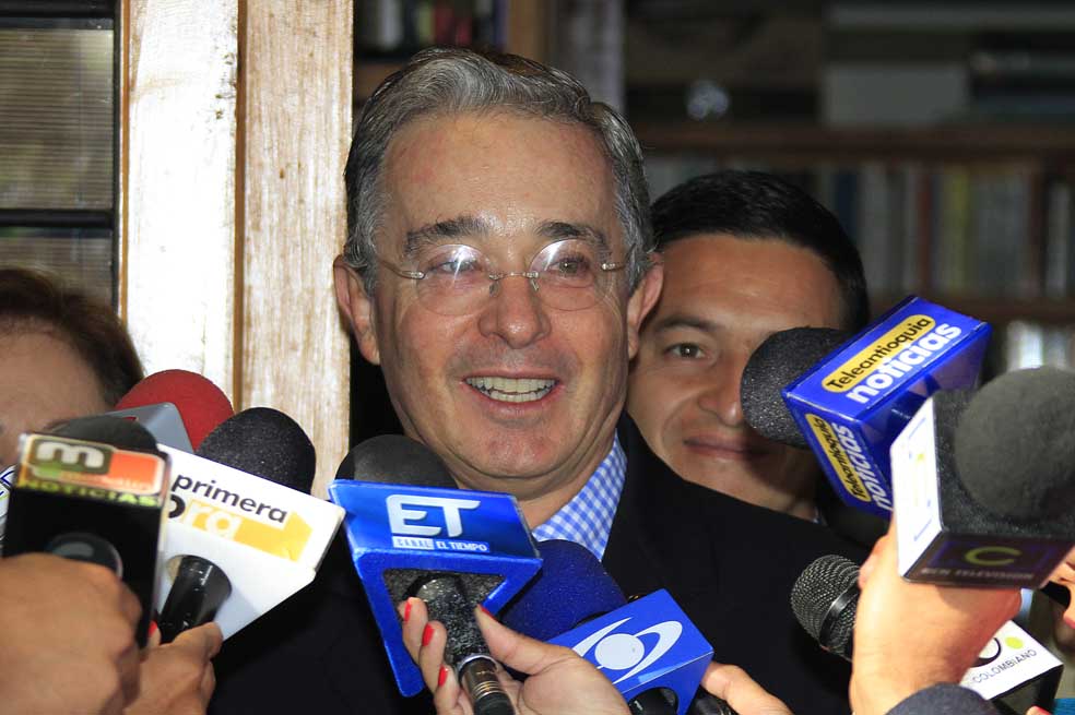 El expresidente Uribe atiende a los periodistas en su casa de Rionegro, ayer, al anunciar su candidatura.    / ‘El Colombiano’