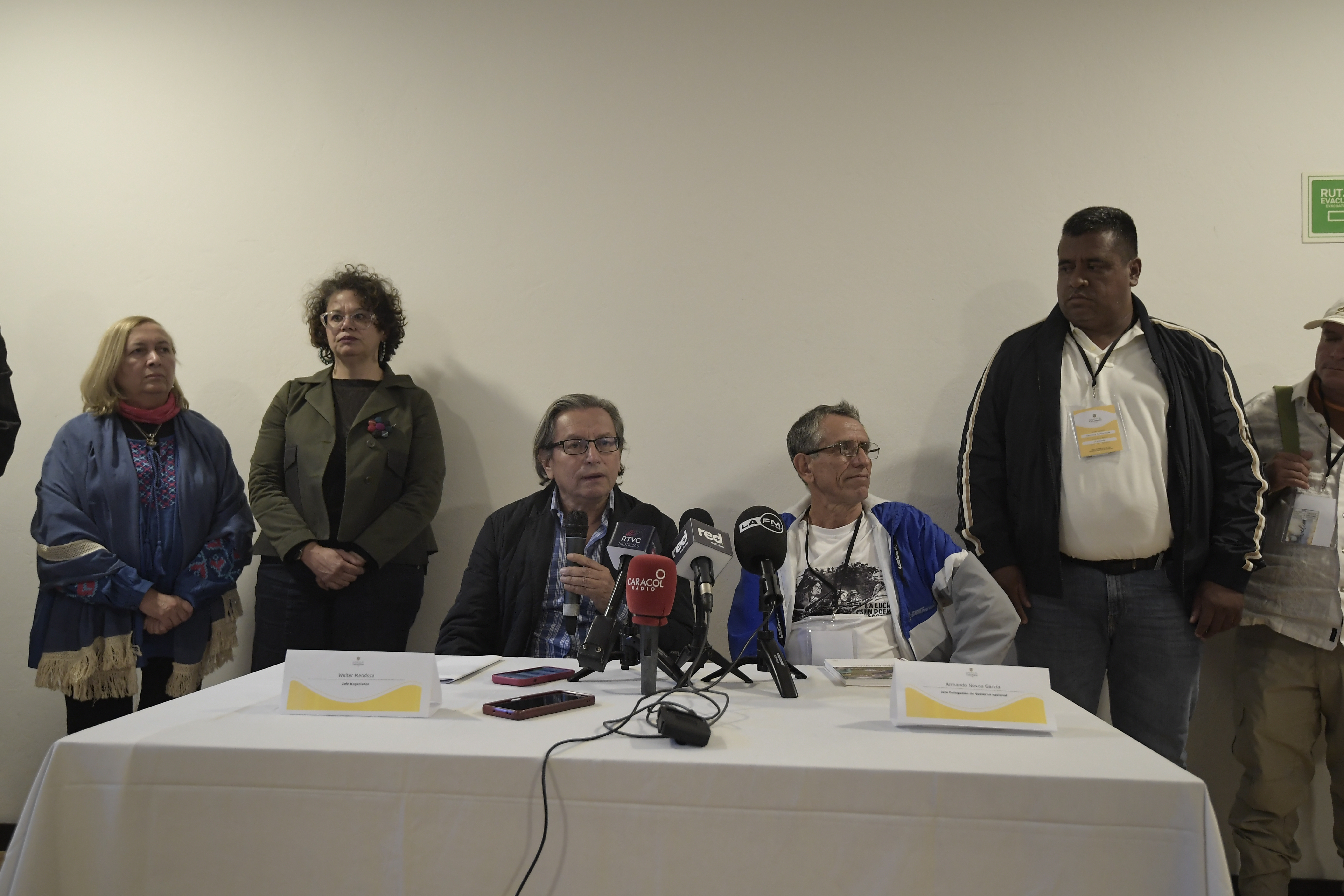 Rueda de prensa anunciando el proceso de paz entre el gobierno y la disidencia denominada "Coordinadora Nacional Ejército Bolivariano", grupo que se separó de la Segunda Marquetalia, de Iván Márquez.