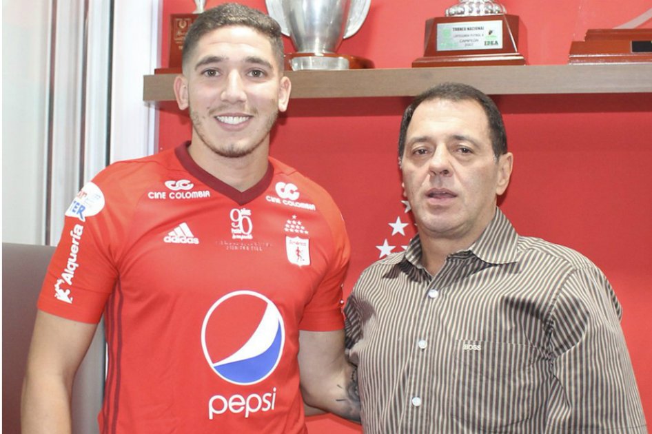 Santiago Silva junto al presidente del América Tulio Gómez. / @AmericadeCali