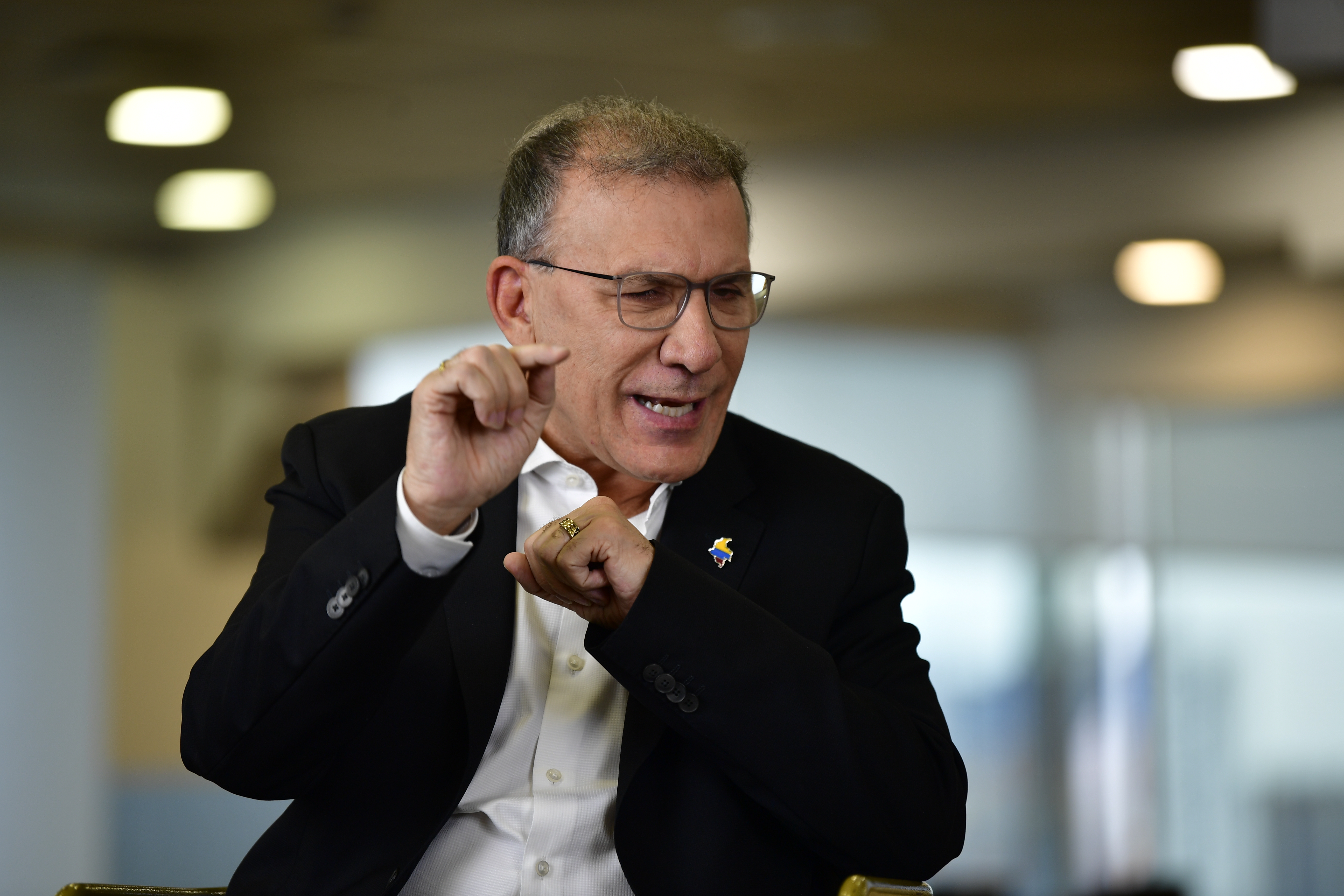 “Las negociaciones no se hacen en tarimas”: Roy Barreras criticó la paz total de Petro