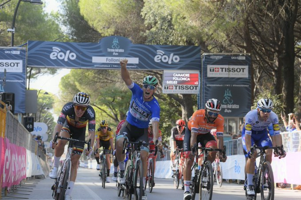 Por segundo día consecutivo Fernando Gaviria no pudo con Ackermann en la Tirreno-Adriático