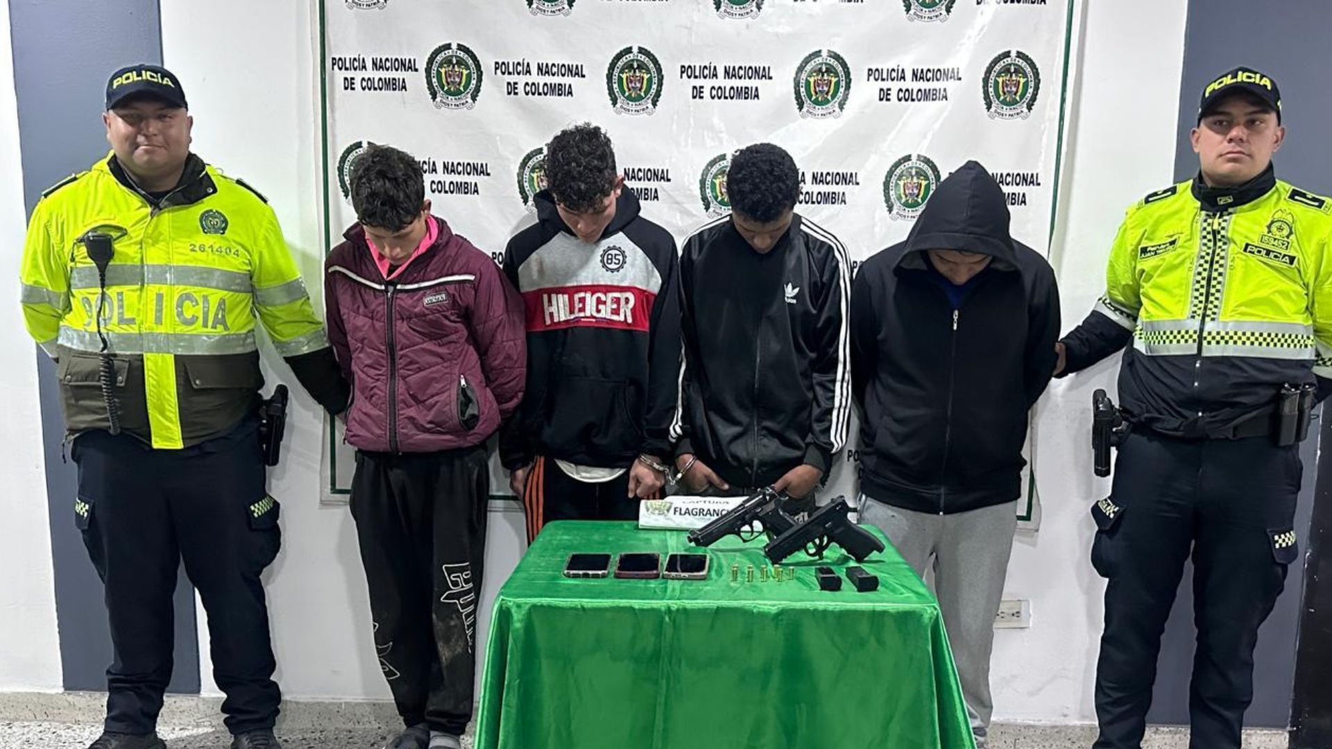 Pinchando carros y amenazando con armas en taxi: así hurtaban criminales en Soacha