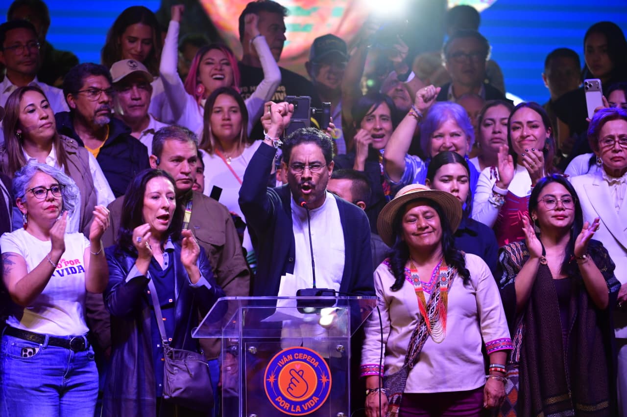 A la campaña de Abelardo de la Espriella, Cepeda le envió un mensaje: "No vamos a permitir, y lo decimos con claridad, haciendo uso de la fuerza de la democracia, de la movilización y de la acción política, que retrocedan las conquistas sociales que hemos construido".