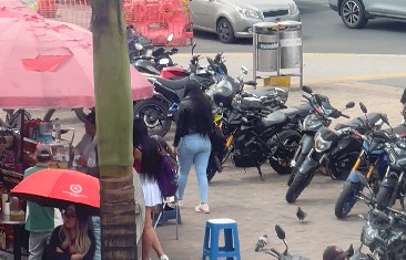 Andenes tomados y sin control: denuncian invasión constante del espacio público en Cafam
