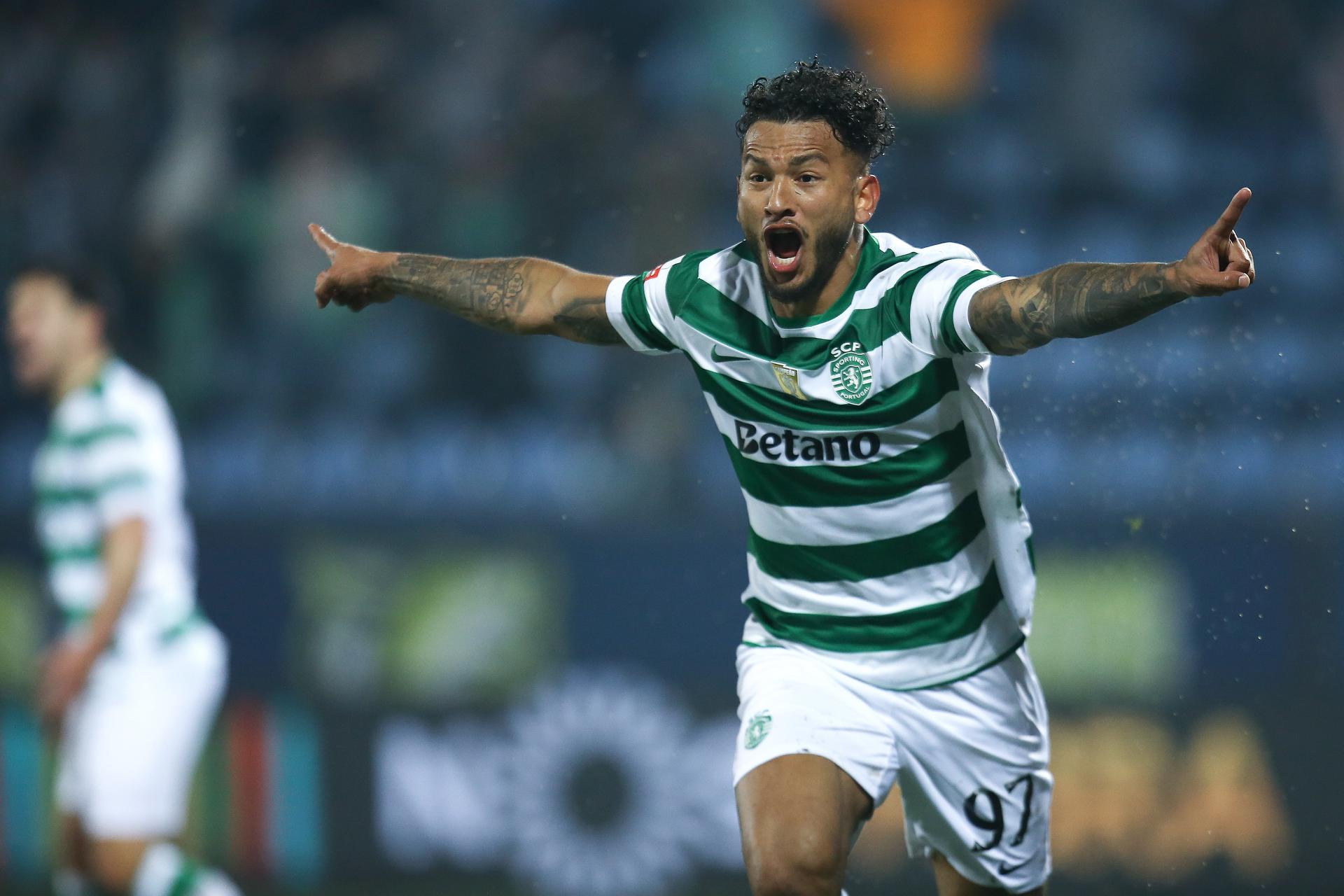 Arouca (Portugal), 24/01/2026.- Sporting's Luiz Suarez celebrates scoring the 1-2 goal during the Portuguese First League soccer match between Arouca and Sporting, in Arouca, Portugal, 24 January 2026. EFE/EPA/MANUEL FERNANDO ARAUJO