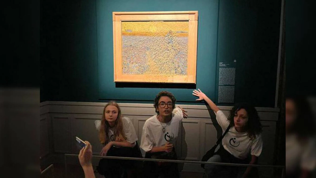 Activistas lanzan sopa de verduras a otra obra de Van Gogh por crisis climática