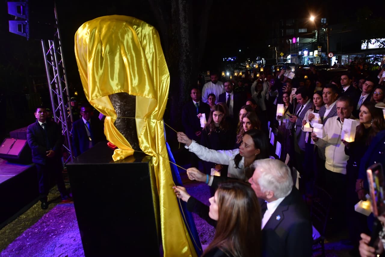 Tras un año de la muerte de Miguel Uribe Turbay, su familia junto a varios congresistas realizaron un homenaje a la memoria del senador en la Parroquia La Inmaculada Concepción, para luego develar su monumento en el antiguo parque “El Golfito”, que ahora lleva su nombre.