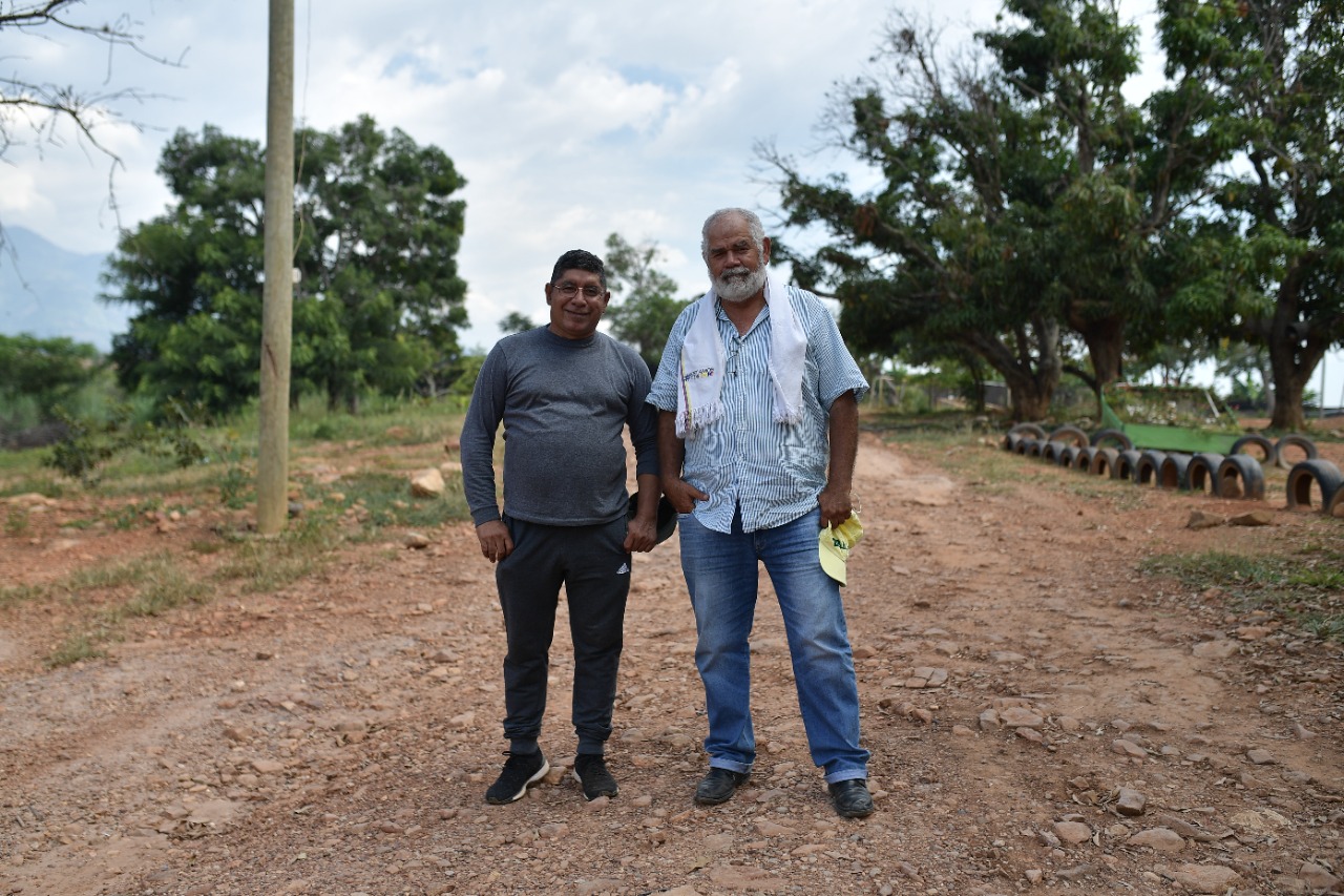 Roberto Lacouture y Solís Alemida en el paseo por el ETCR de Tierra Grata, Cesar, donde viven 130 excombatientes de las Farc.