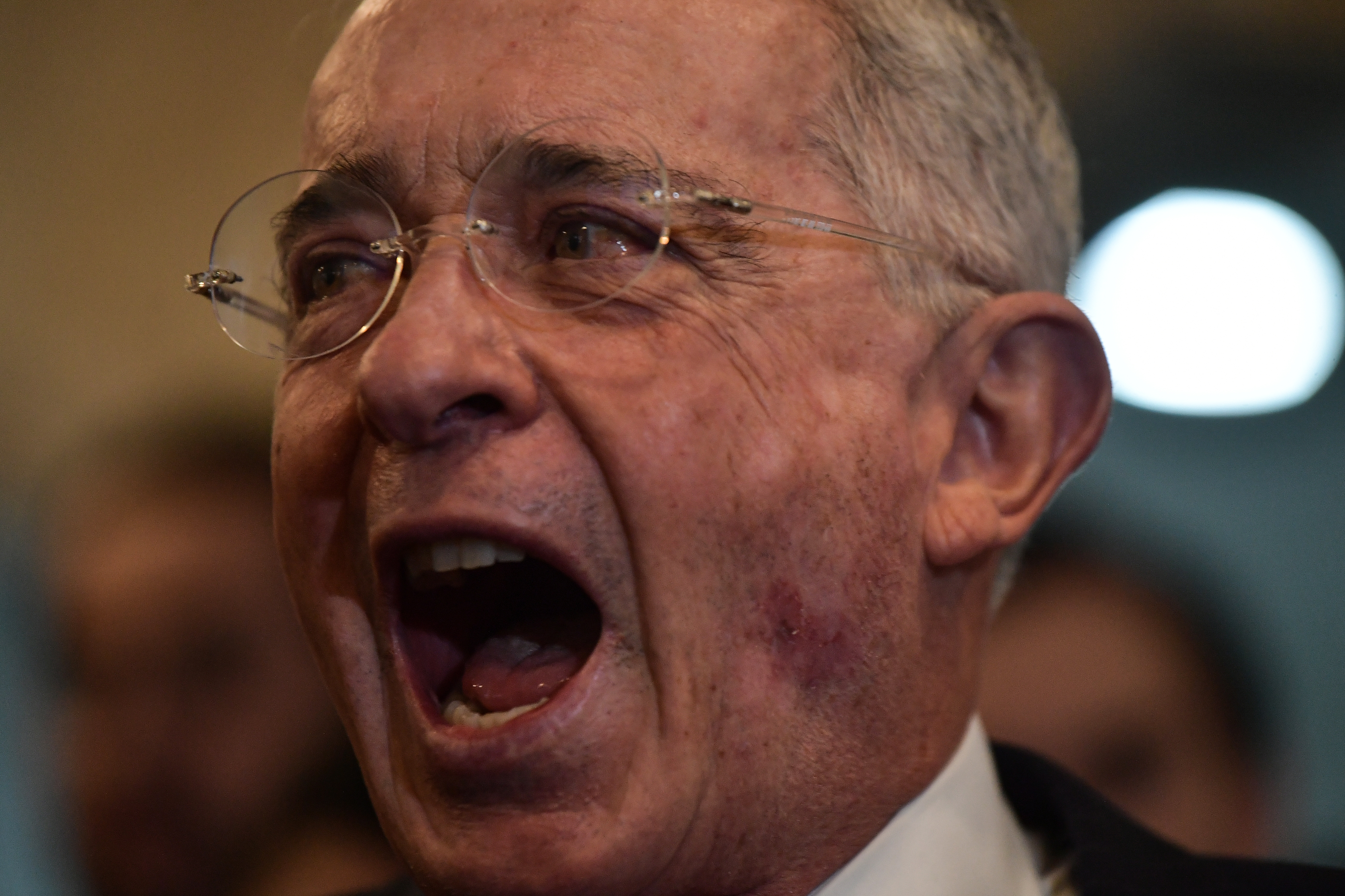 Uribe fue interrogado por su nuevo fiscal, quien decidirá si lo lleva a juicio