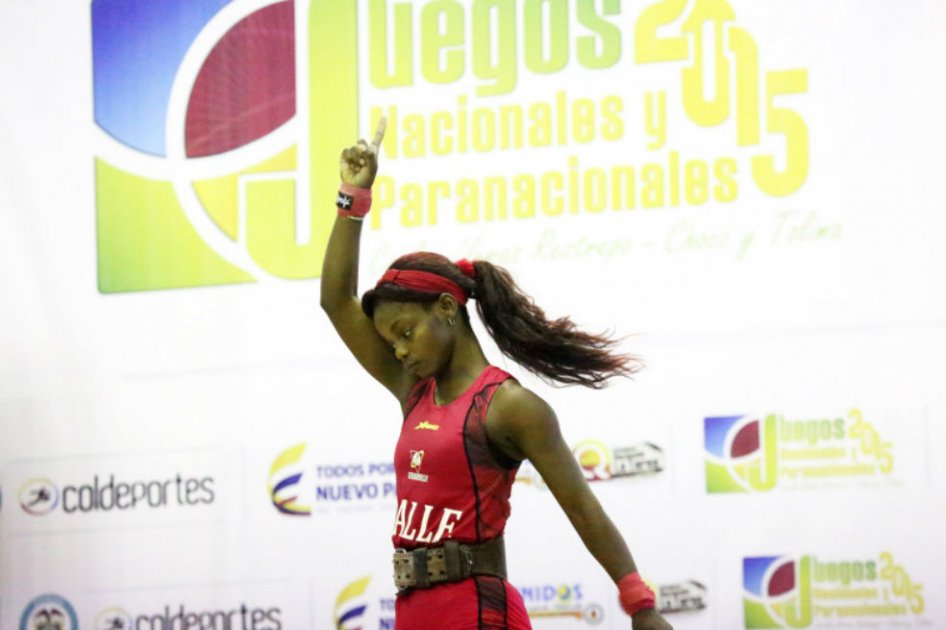 Ana Iris Segura ganó en arranque, envíon y total en la categoría de 48kg en levantamiento de pesas. Foto: Coldeportes