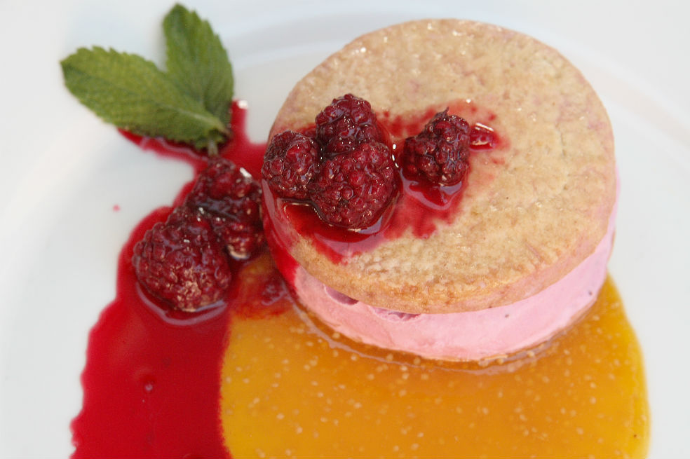 Galletas rellenas de helado de mora con salsa de uchuvas
