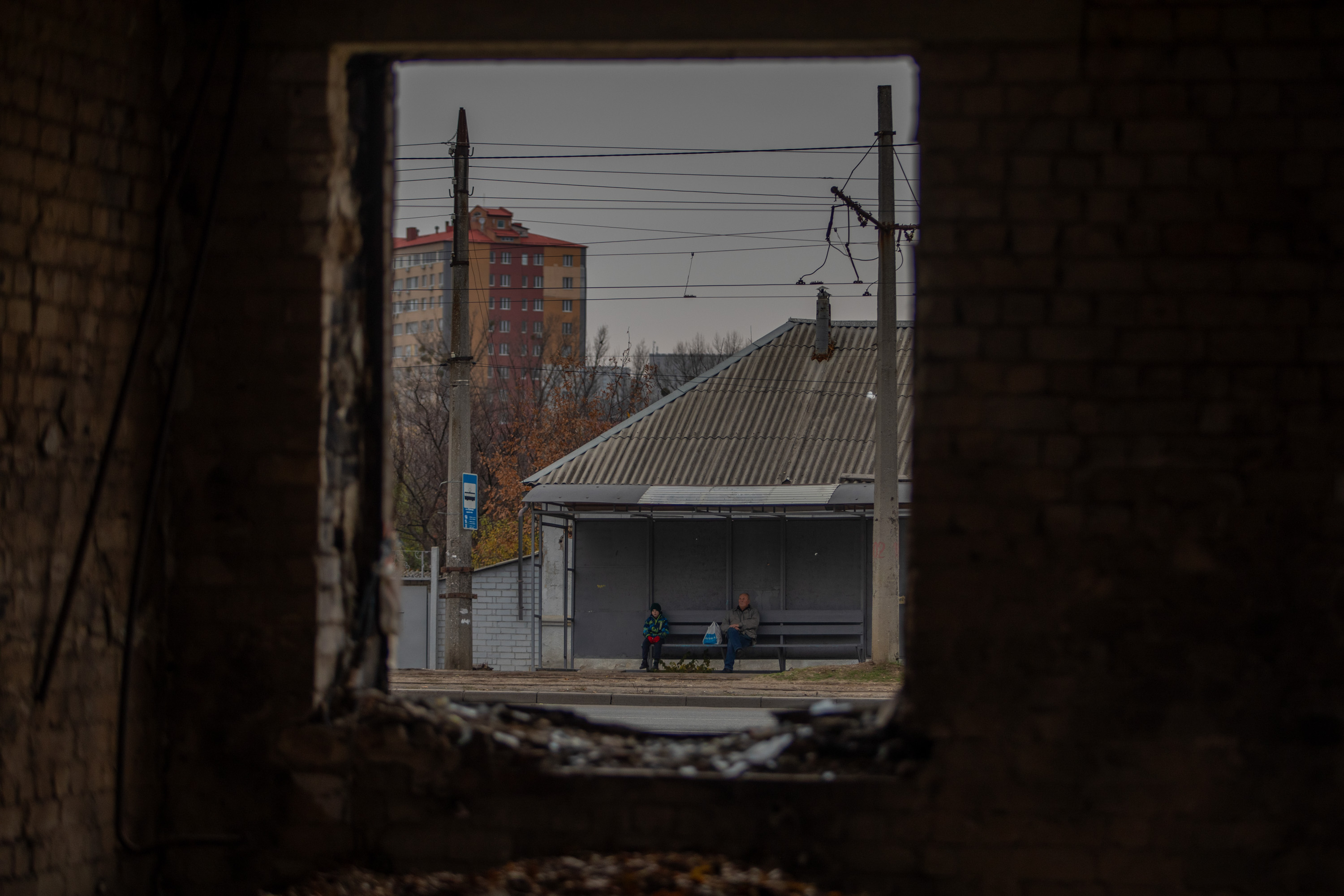 Vista interna de un edificio residencial de Járkov bombardeado por las fuerzas rusas el 8 de noviembre de 2024.