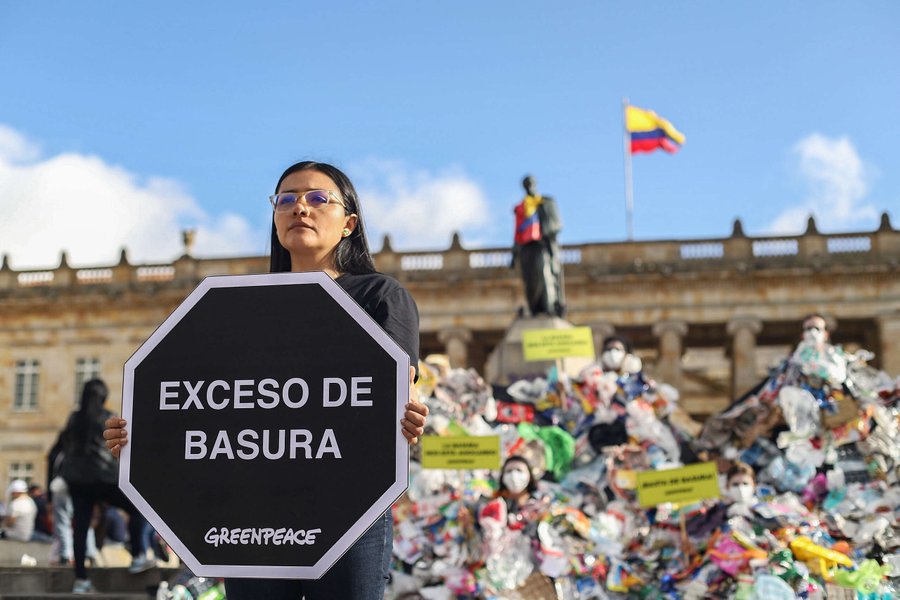 Con campaña artística en la Plaza de Bolívar, Greenpeace alerta crisis de basuras